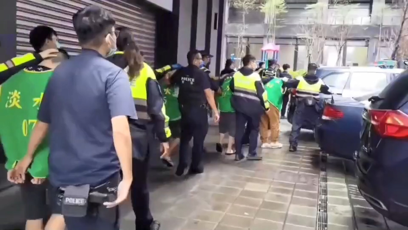 警方移送詐騙集團成員。（警方提供）