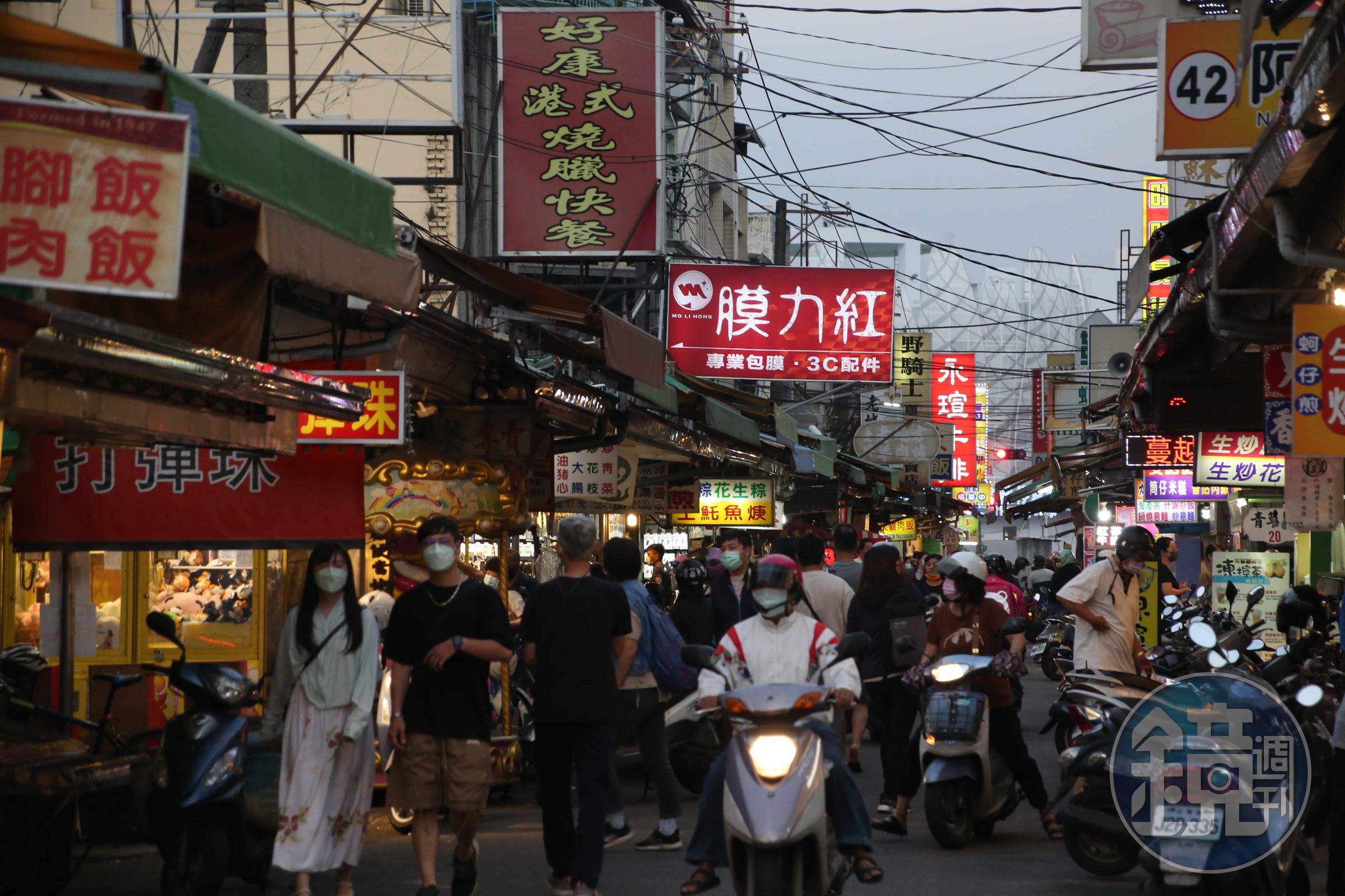 「上讚粉腸肉圓」位於屏東市每天都熱鬧非凡的「民族夜市」裡。