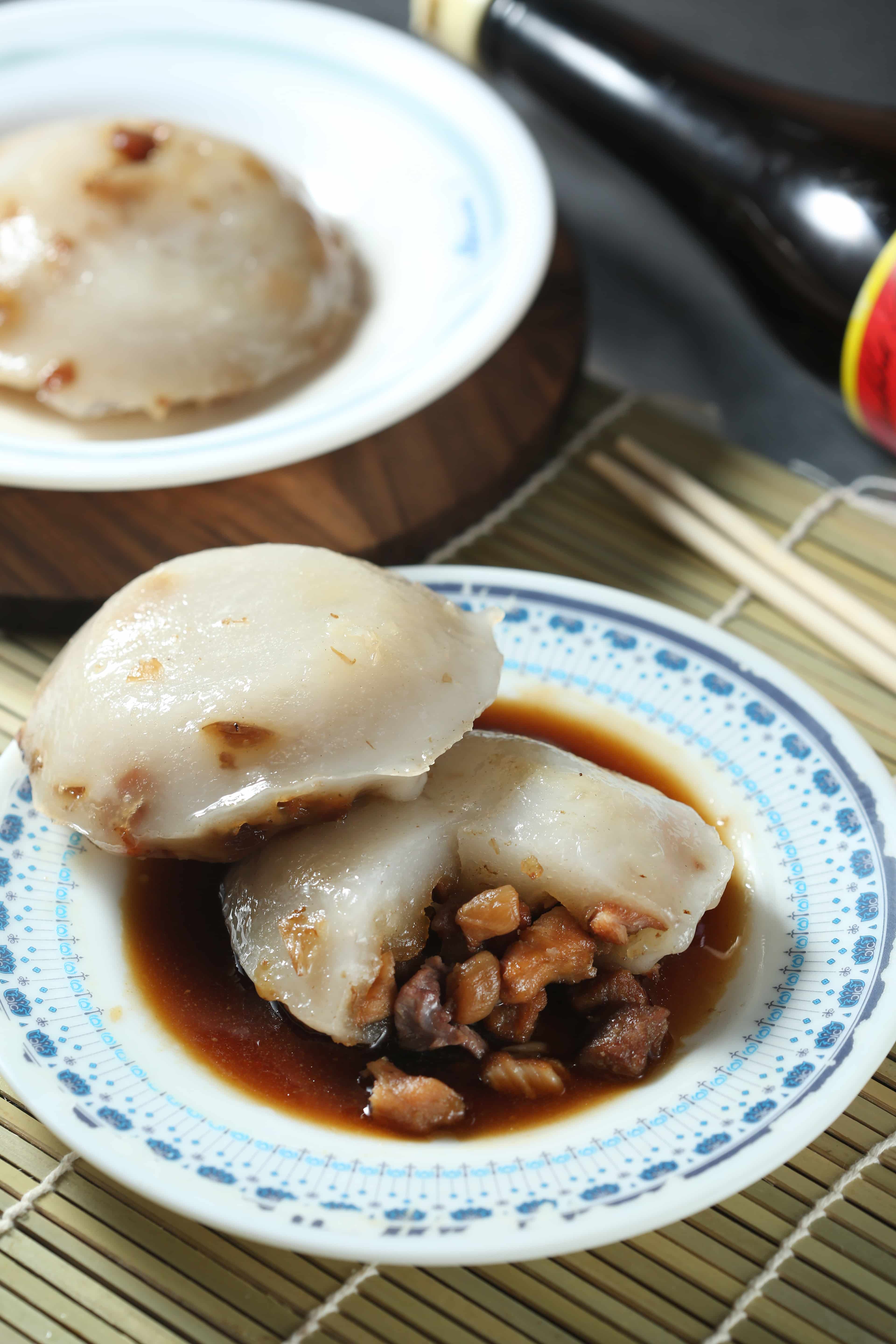 結合南北口味的「肉圓」，吃起來有點像肉圓與碗粿的口感，包覆的肉塊帶著中藥的香氣。（50元／份，兩粒）