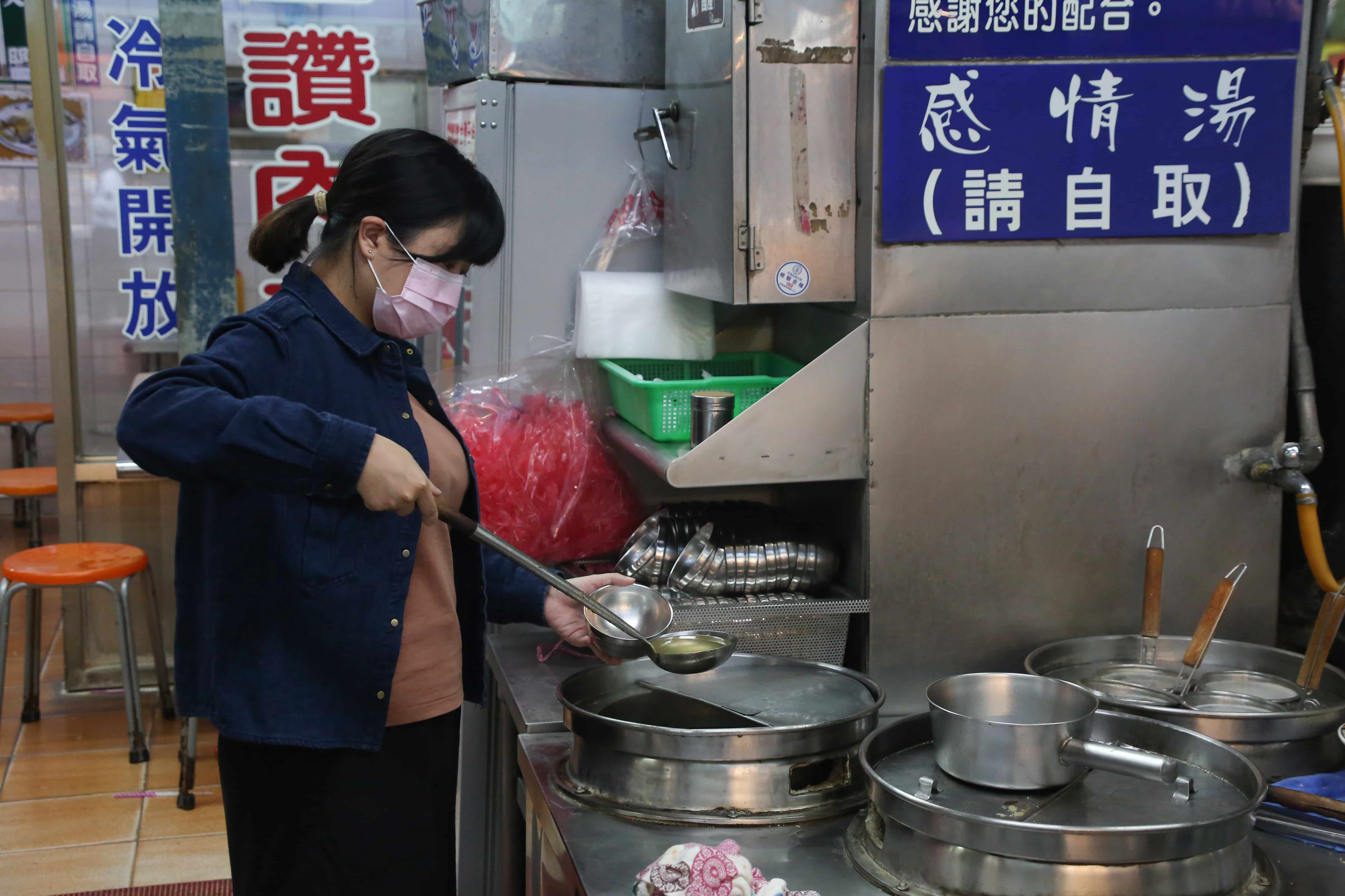 與客人搏感情的「感情湯」，雖然是免費自取，卻也是每日以大骨、柴魚熬製的高湯。