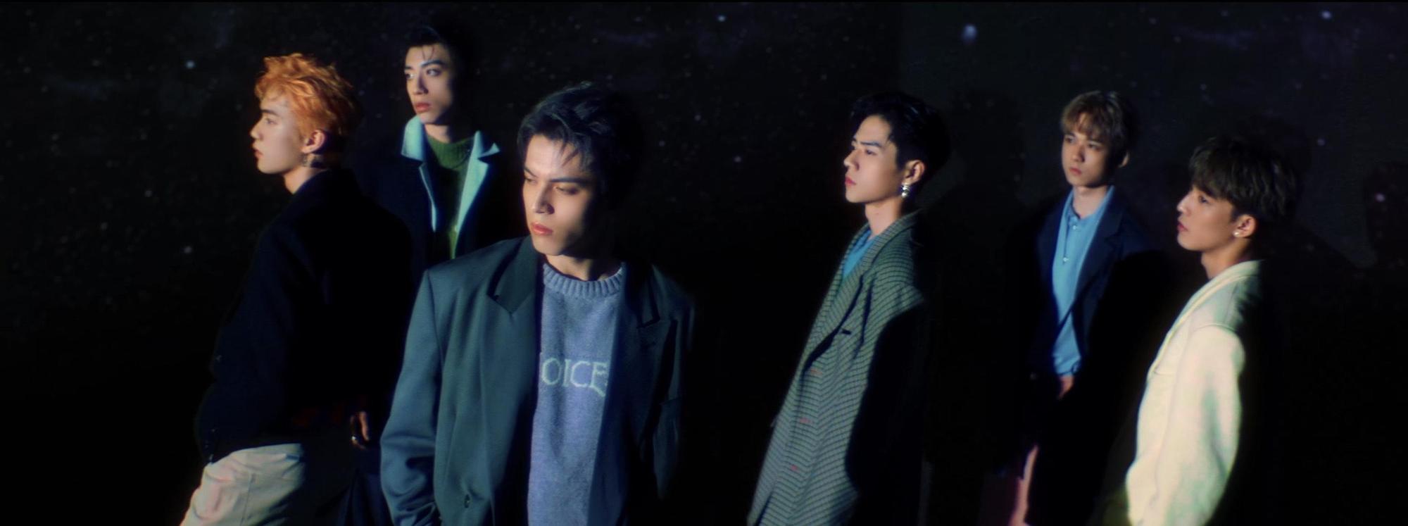 少年們又換了另一套非常韓系的暗色系服裝,也襯托出每一位團員成熟內斂的樣子。(翻攝Ozone MV)