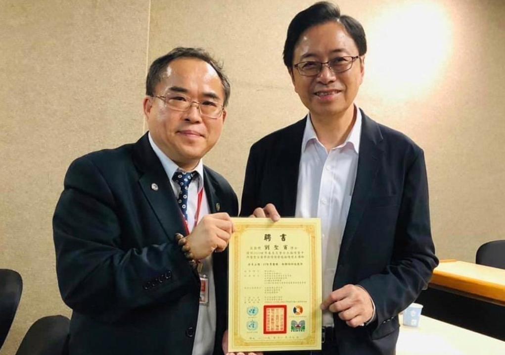 張善政(右)被統派政黨經濟黨負責人周琮棠(左)拿合照來當廣告,販售未經核准涉嫌違法的健康食品。(讀者提供)