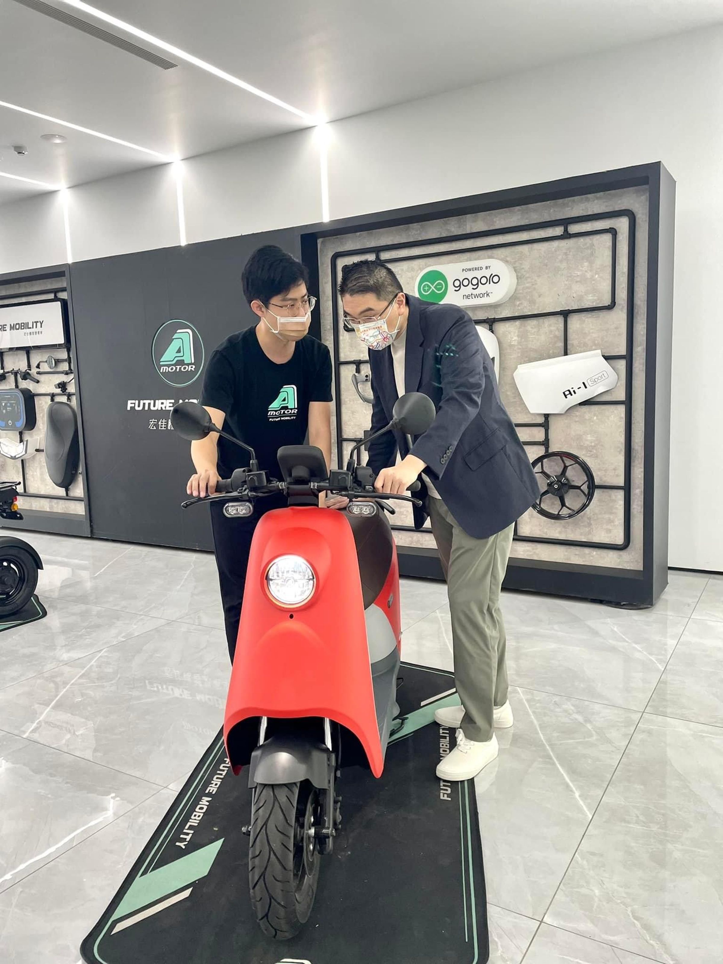 走訪台南、高雄等電動車公司，謝國樑不只與高層會談，也自己親身試騎，了解每款電動車的特性。