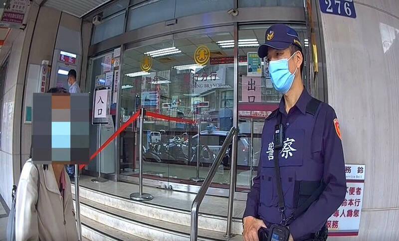 警方不斷勸阻,柯婦終於不再堅持匯款給詐欺集團。(警方提供)