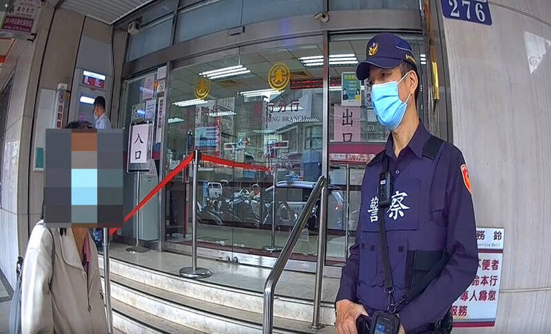 警方不斷勸阻，柯婦終於不再堅持匯款給詐欺集團。（警方提供）