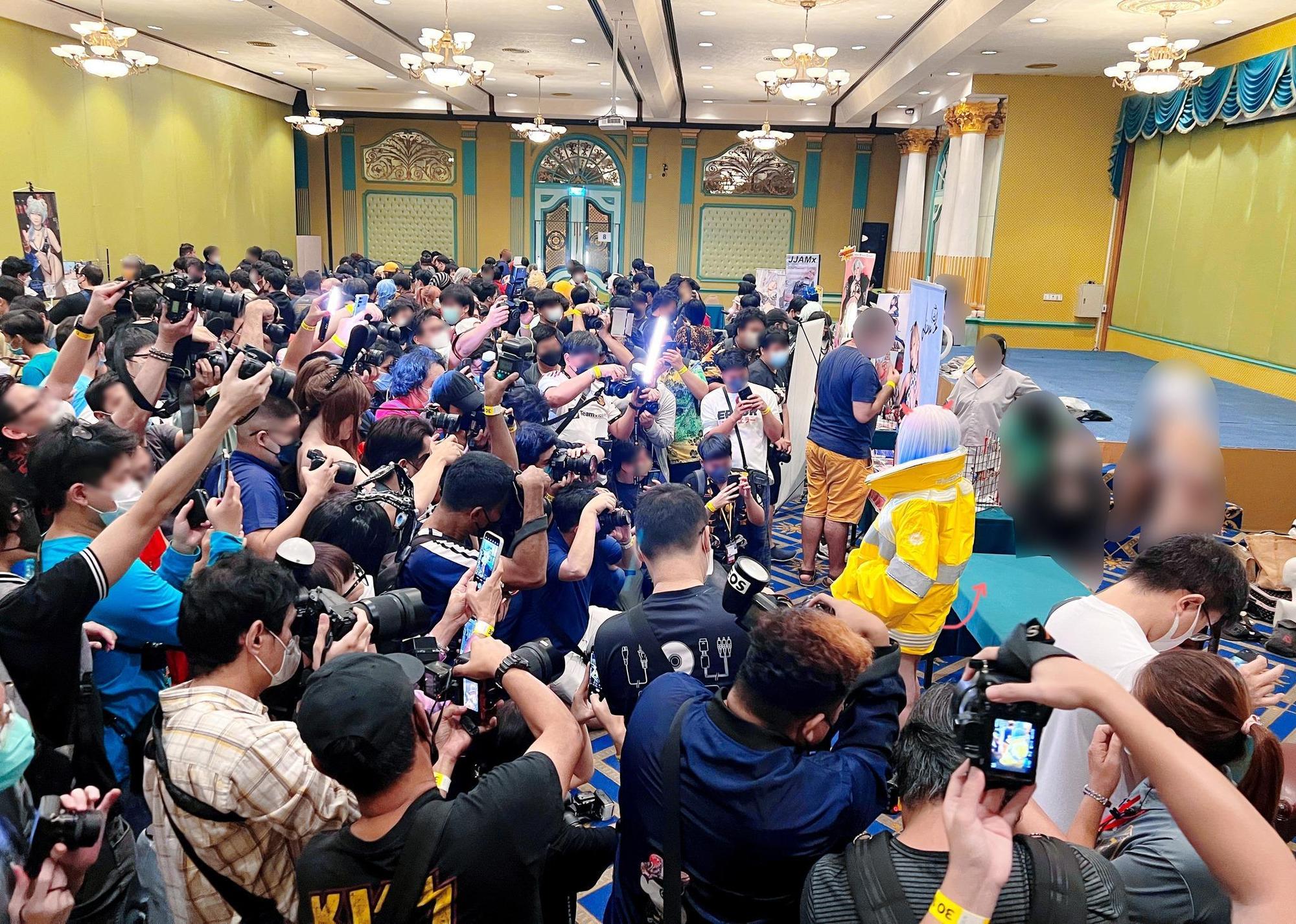 泰國女模Moiichan化身露西出席角色扮演活動,引來現場同好圍觀。(翻攝自Moiichan臉書)