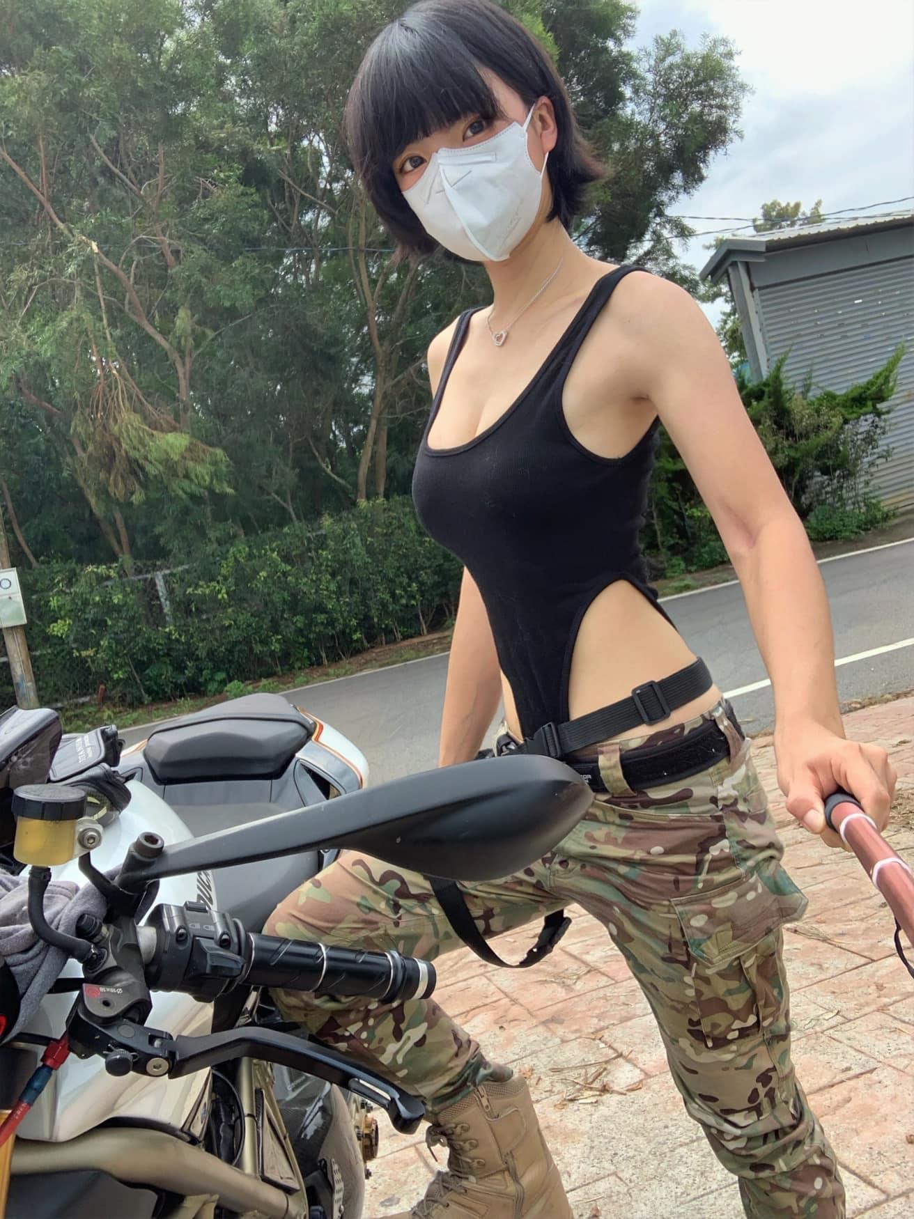 短髮正妹曾在9月PO出身穿高衩連身泳衣，搭配迷彩長褲的火辣照片。（翻攝自當事人臉書）