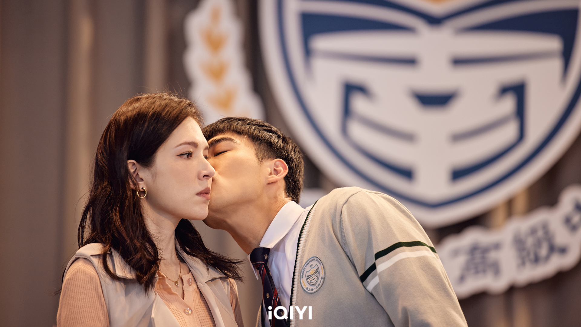 《第9節課》中，陳昊森當全校面襲吻許瑋甯臉頰。（愛奇藝國際站提供）