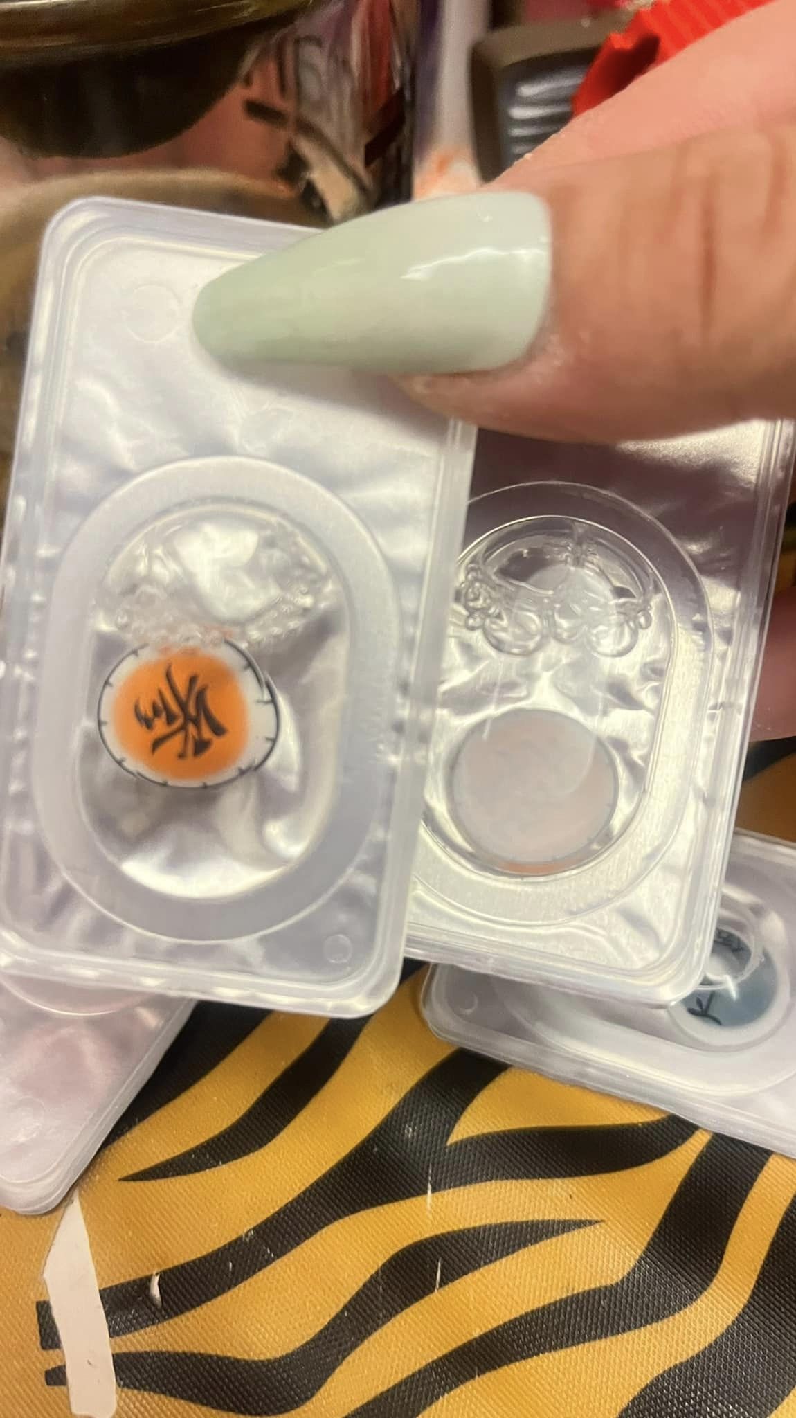 網友上網購買特殊隱形眼鏡。（翻攝自爆料公社）