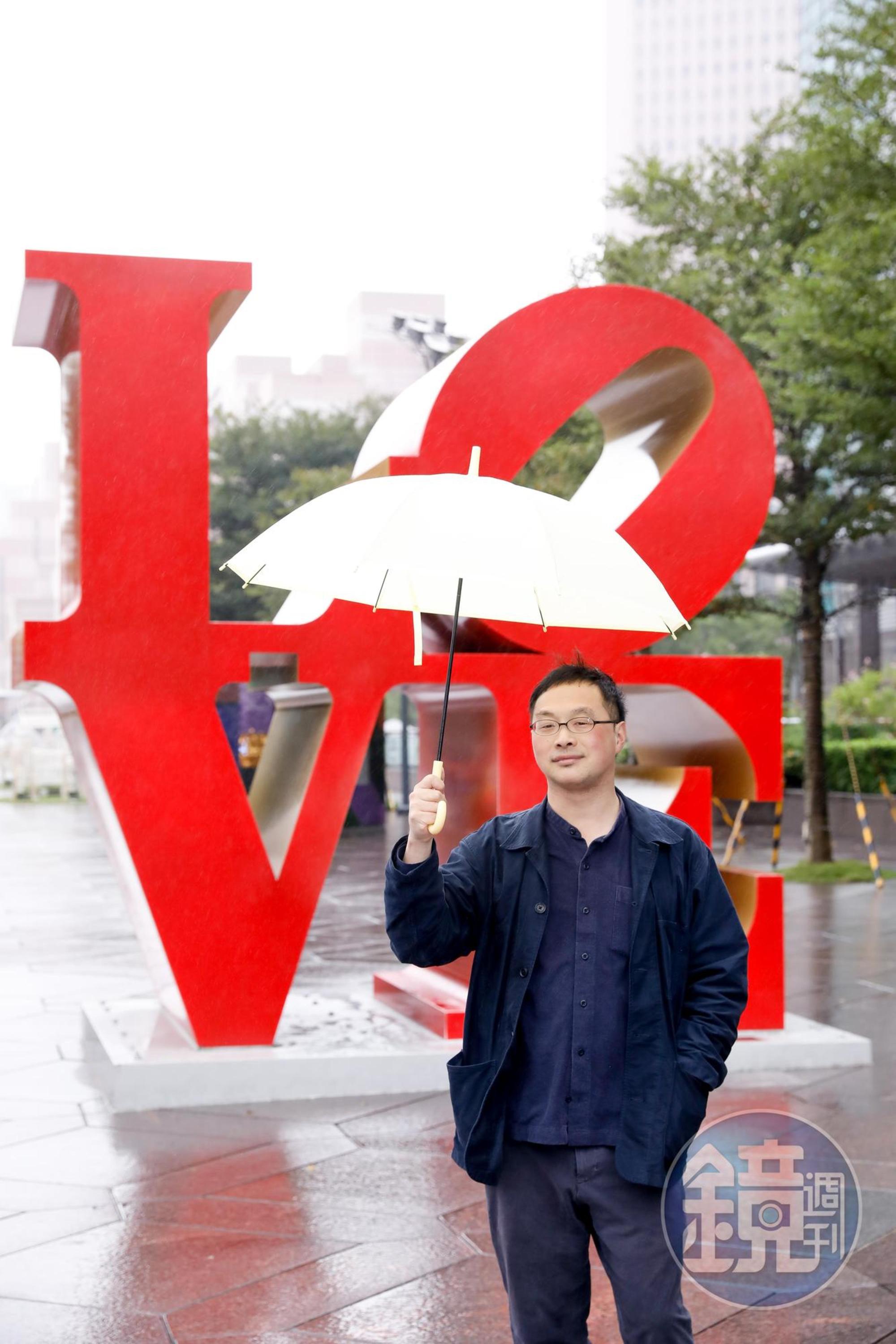 台北雨勢不斷,101前更伴隨強風,深田晃司手中的雨傘還被吹跑,大導演也只能當街奔跑追雨傘。