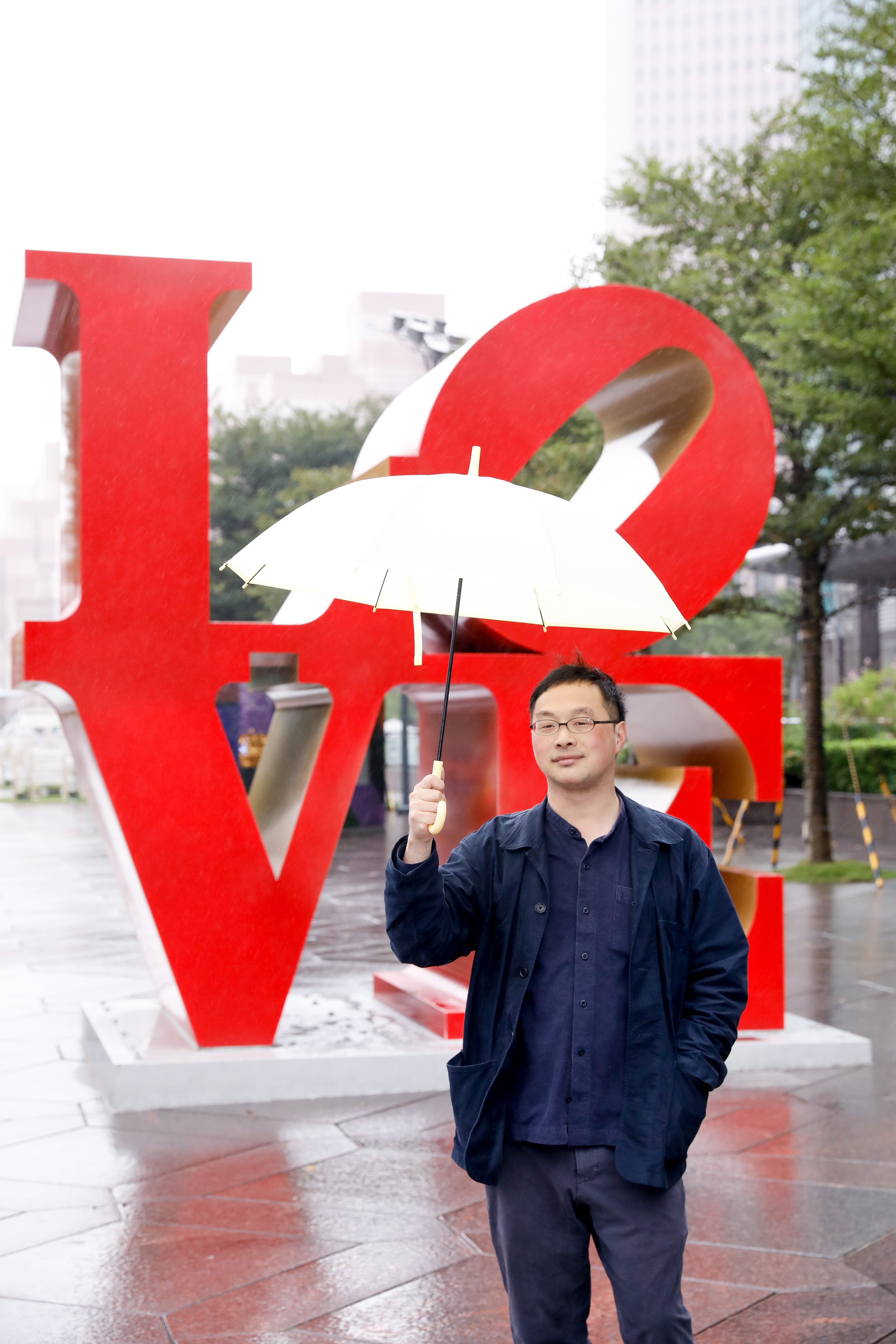台北雨勢不斷,101前更伴隨強風,深田晃司手中的雨傘還被吹跑,大導演也只能當街奔跑追雨傘。