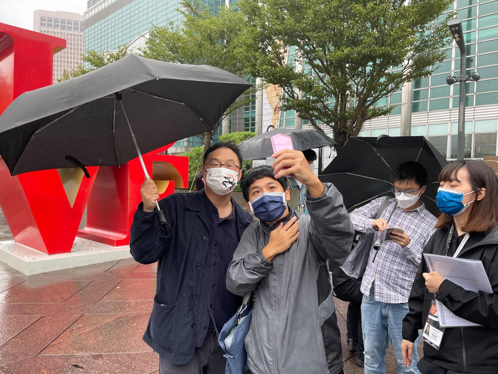 無畏風雨,不少粉絲等在現場要與深田晃司合影留念。(海鵬提供)