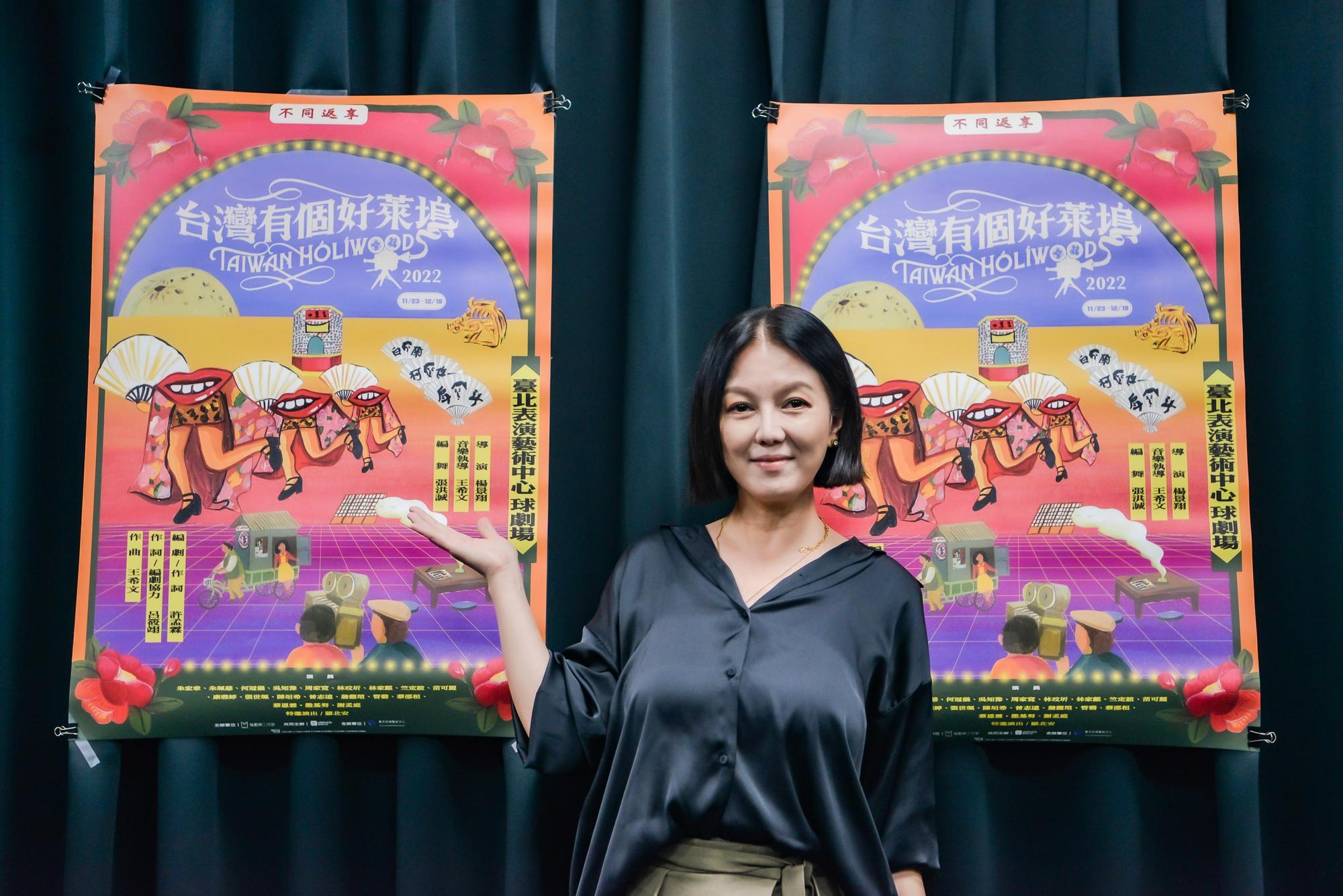 即使台語已經超級溜，苗可麗仍跟著台語老師學習更專業的台語用詞與發音。（瘋戲樂工作室提供）