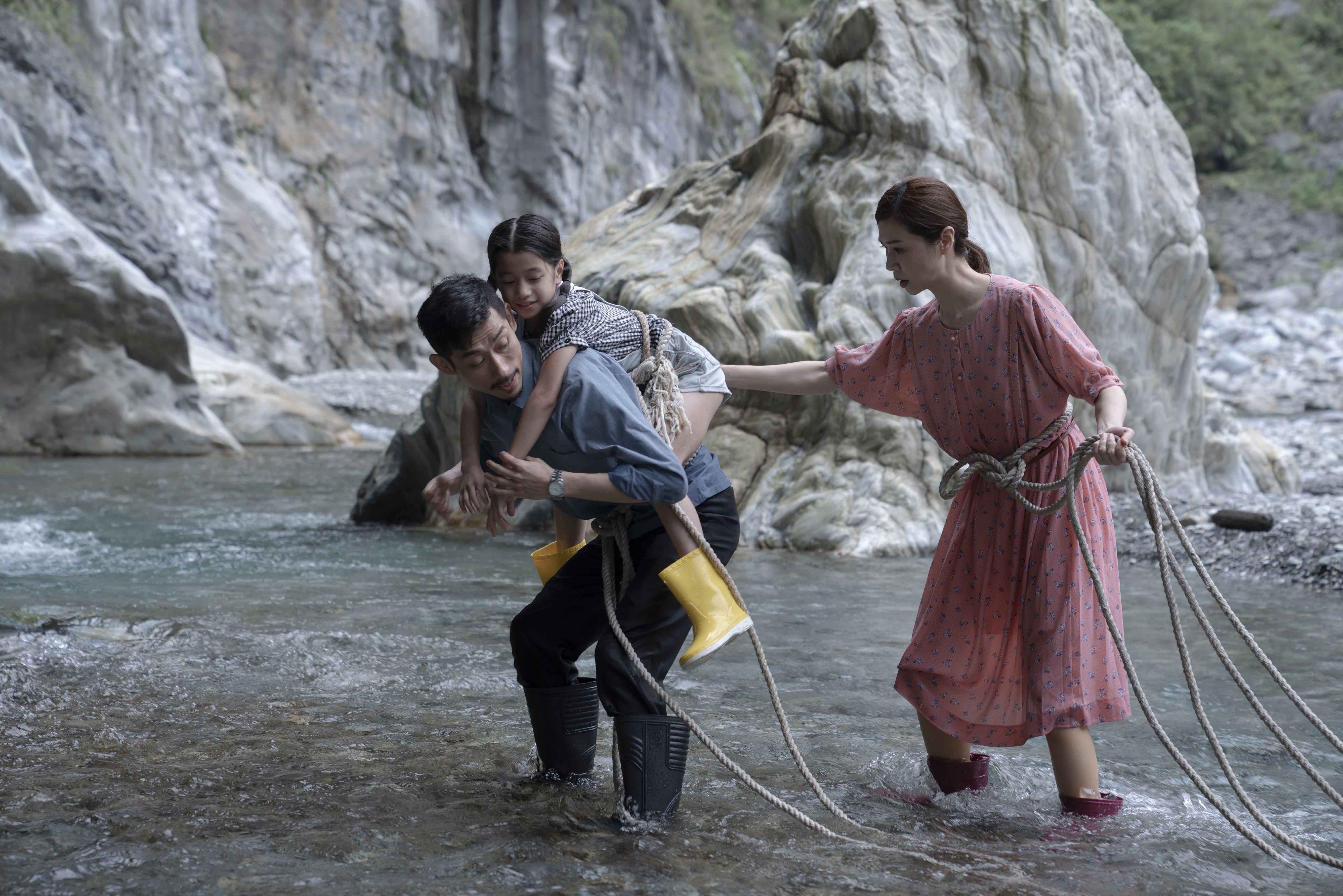 謝盈萱與陳竹昇在隆冬於太魯閣的河谷拍戲，身上綁著繩子涉水過溪，還要背著童年版的「小許芳宜」，相當敬業。（三乘影像事務所提供）