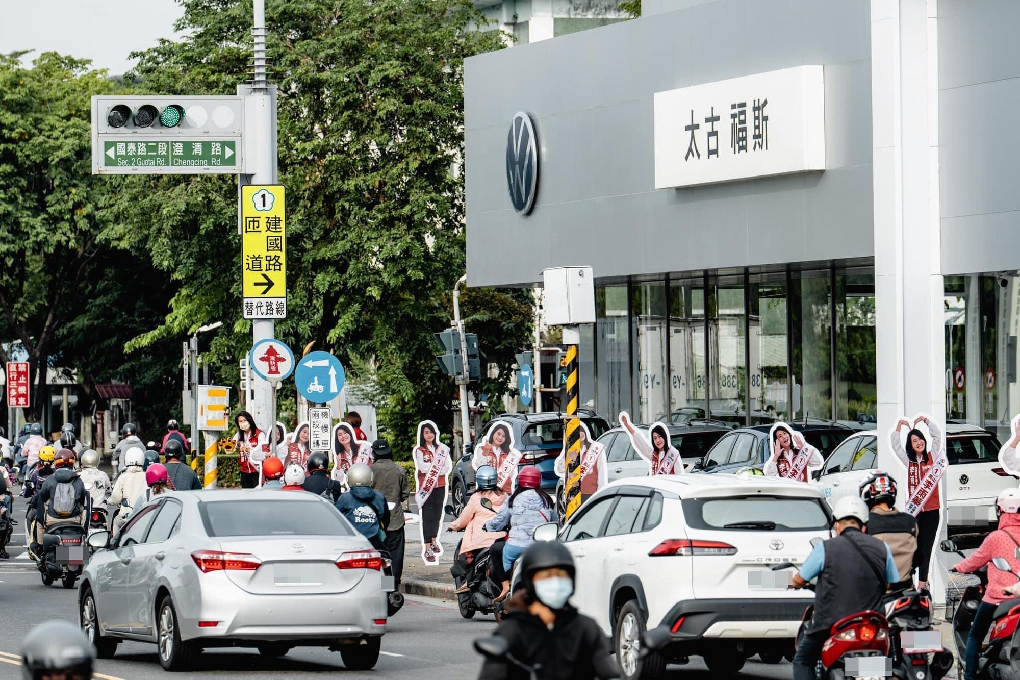 李雨蓁表示,連續的人形立牌與本人結合,創造出像是動畫影格的質感。(翻攝自鳳山李雨蓁臉書)