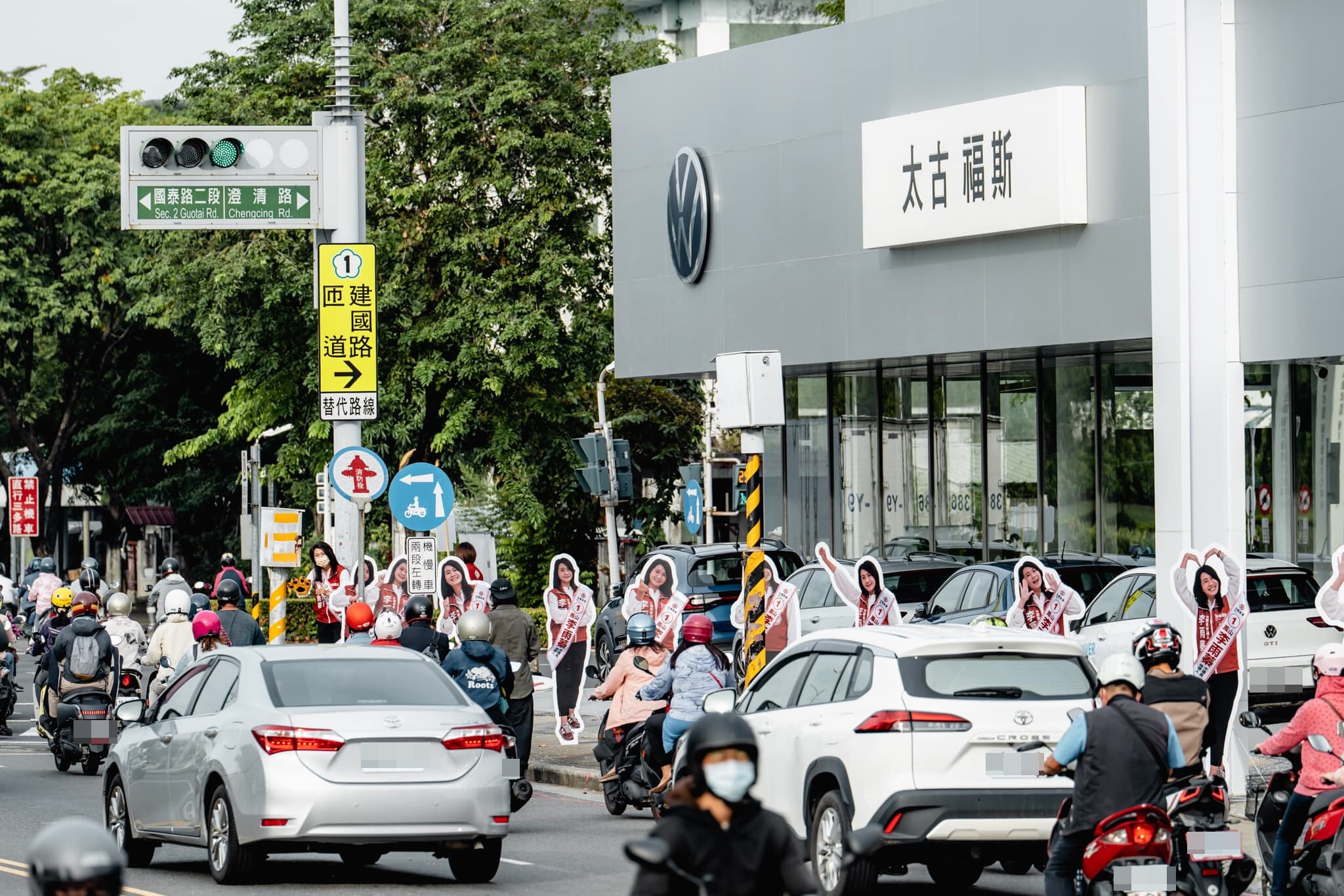 李雨蓁表示，連續的人形立牌與本人結合，創造出像是動畫影格的質感。（翻攝自鳳山李雨蓁臉書）