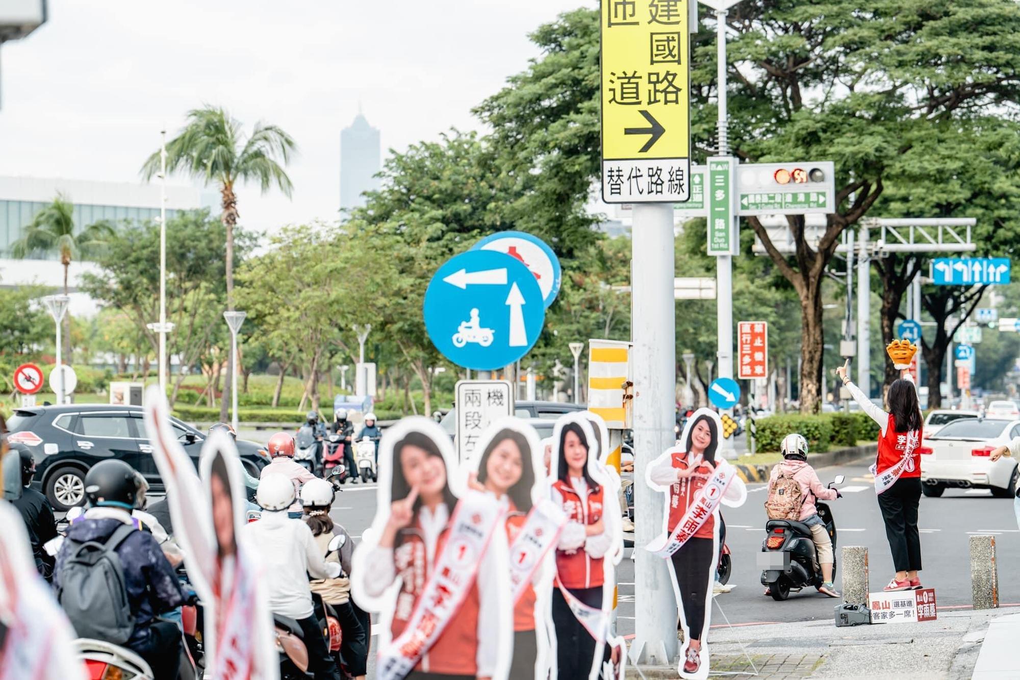 台灣基進高雄鳳山區市議員候選人李雨蓁在路口拜票,出奇招使出影分身之術。(翻攝自鳳山李雨蓁臉書)