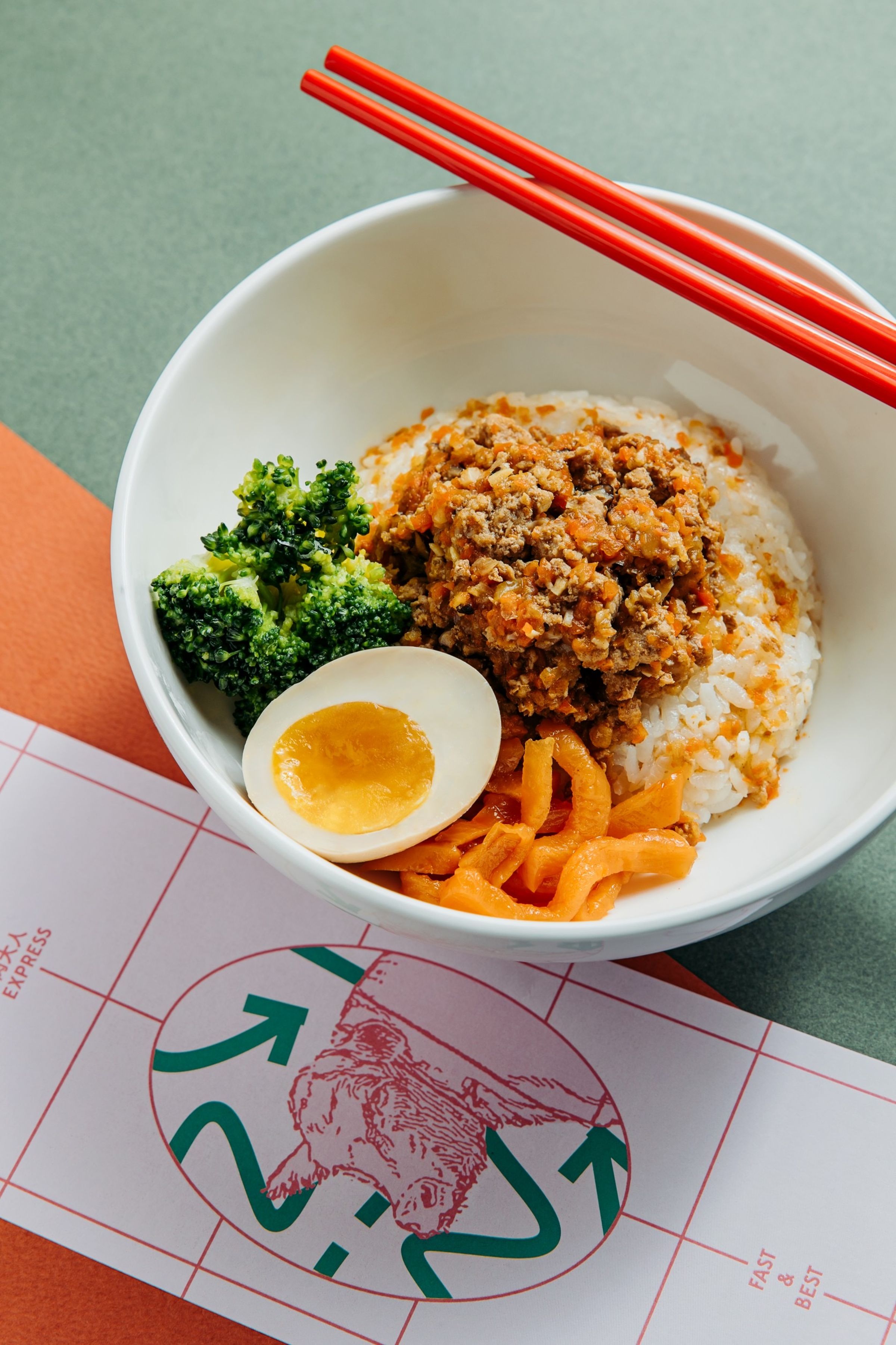 家常便飯系列的阿嬤的紅蘿蔔肉燥飯套餐。（150元／份，含原味時蔬雞湯、小菜、軟性飲料無限暢飲）