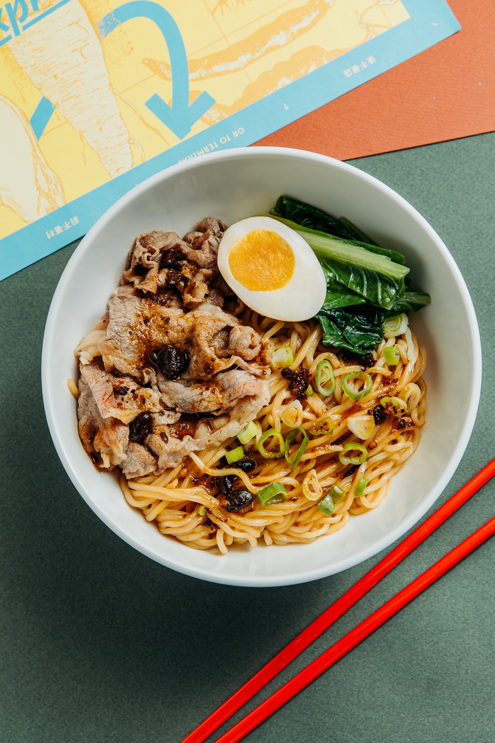 家常便飯的麻辣乾拌麵套餐。（220元／份，含麻辣牛肉湯、小菜、軟性飲料無限暢飲）