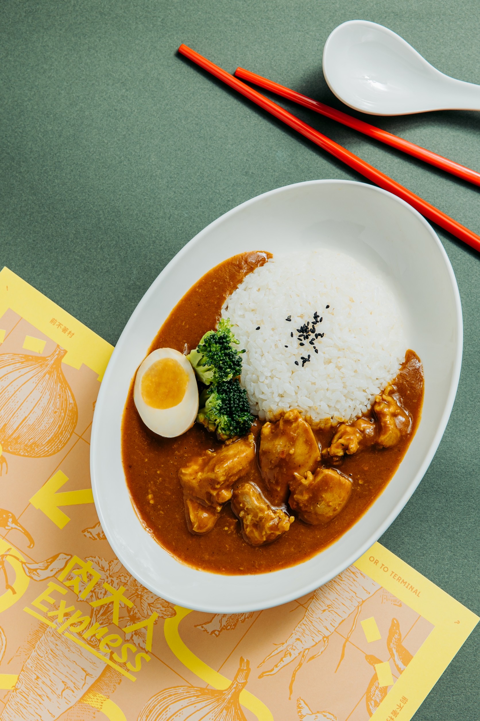 家常便飯的雞肉咖哩飯套餐。（250元／份，含原味時蔬雞湯、小菜、軟性飲料無限暢飲）