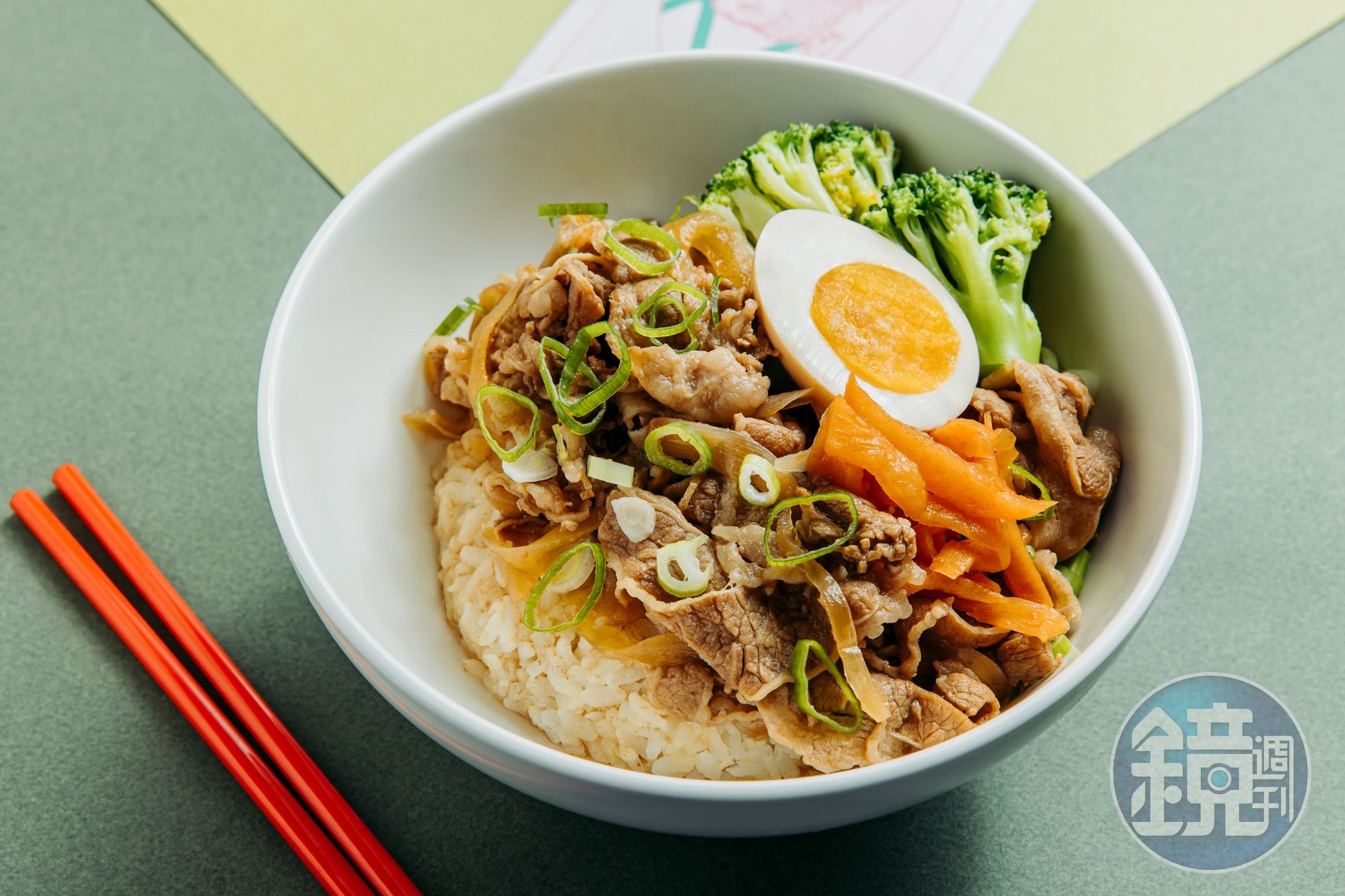 家常便飯的雞肉咖哩飯套餐。（250元／份，含原味時蔬雞湯、小菜、軟性飲料無限暢飲）