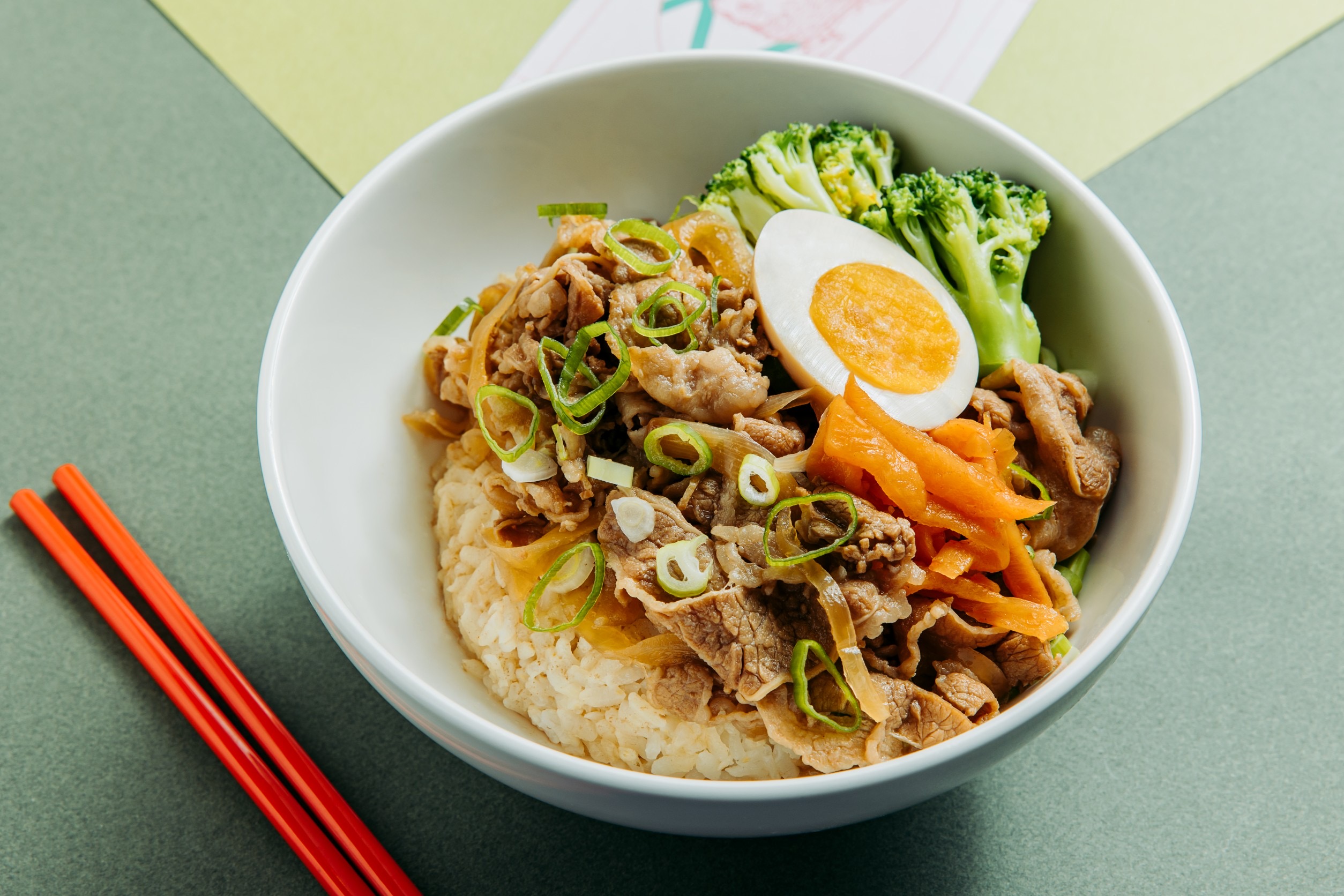 家常便飯的雞肉咖哩飯套餐。（250元／份，含原味時蔬雞湯、小菜、軟性飲料無限暢飲）