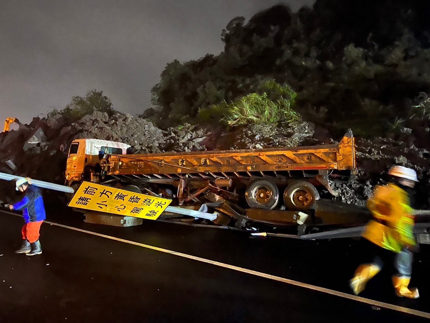 國道1號南向汐止交流道今晚間再度發生走山，現已緊急封閉道路搶修。（翻攝自國道公路警察局 ）