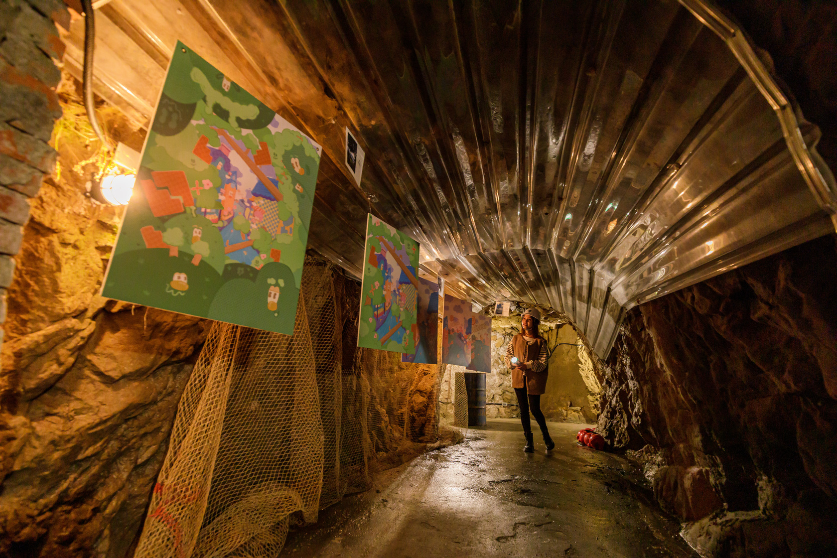 基隆因為曾是軍事要塞，許多民宅後方就是防空洞，這次成了藝術家發揮的空間。