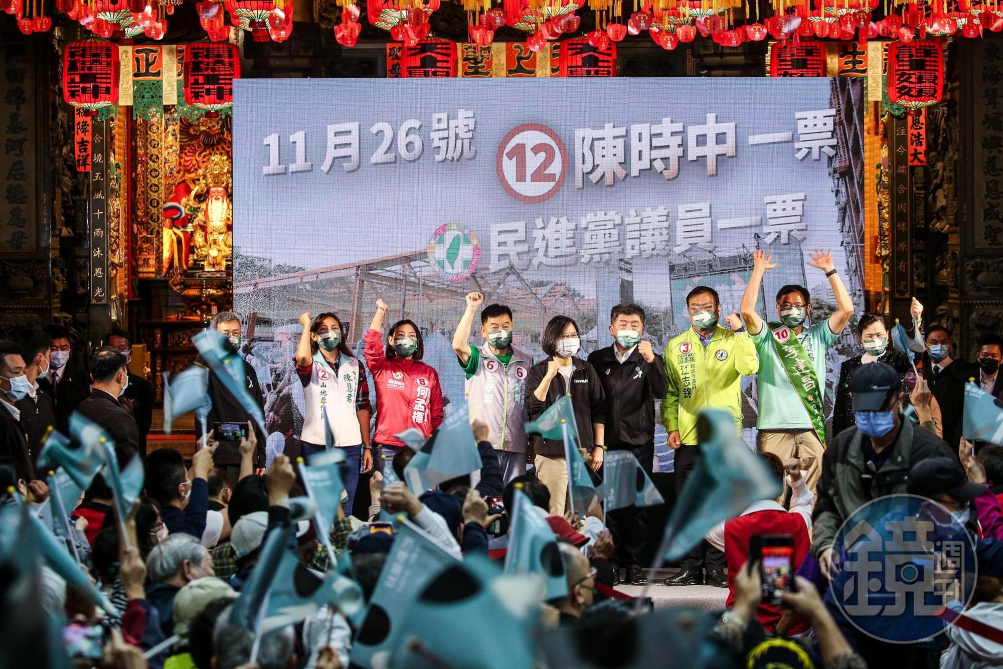 陳時中的廟口開講邀來大咖助陣，除了總統蔡英文再度現身，經長王美花（右1）也到場站台。