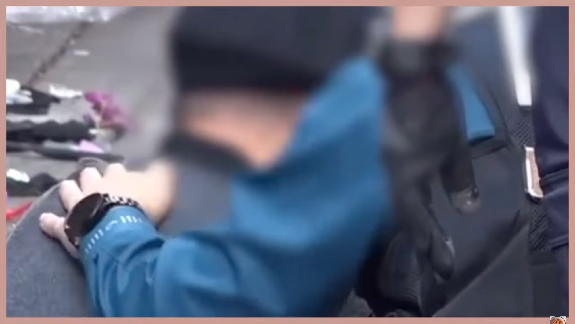 警察最終拍背安慰阿伯，並且和阿伯一起哭成一團。（翻攝自YouTube）