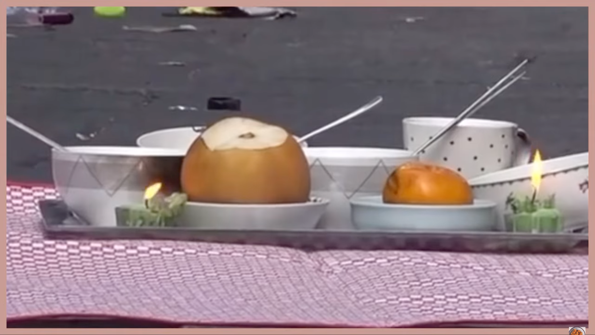 阿伯準備了許多食物來祭拜亡者。（翻攝自YouTube）
