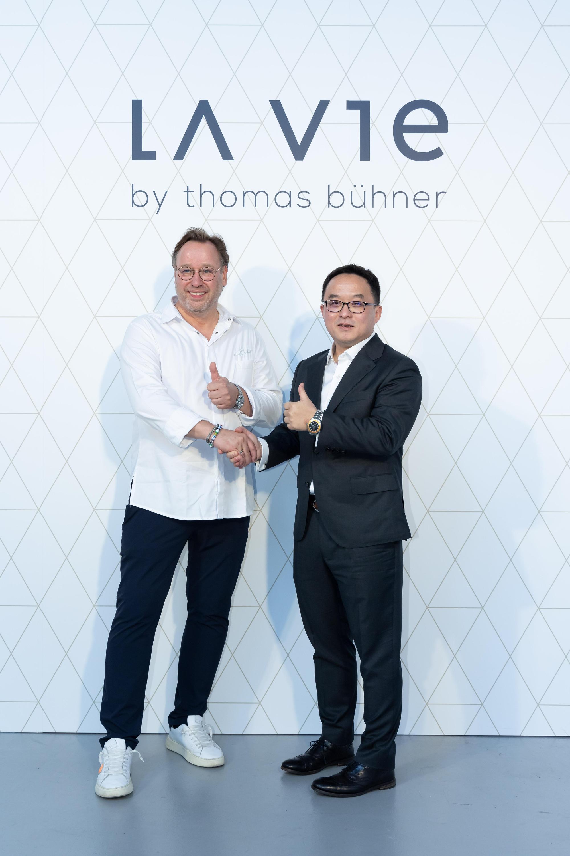 「風味睿麗餐飲」執行長吳睿弘（右）力邀Thomas Bühner（左）來台灣一展身手，新餐廳由兩方共同投資管理。（La Vie by Thomas Bühner提供）