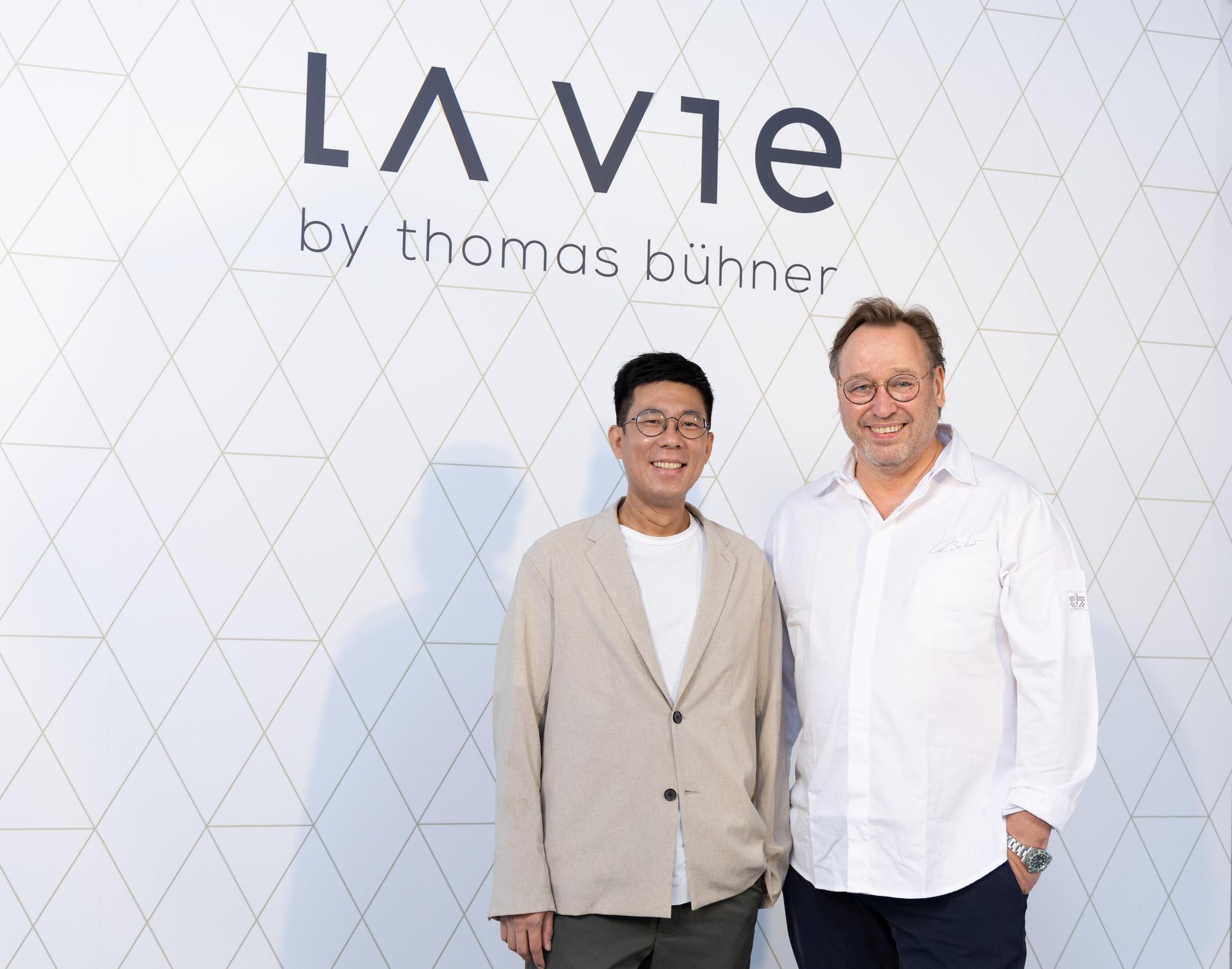 行政主廚由楊展浩（左）擔任，他將在Thomas的料理中，融入亞洲當代視角。（La Vie by Thomas Bühner提供）