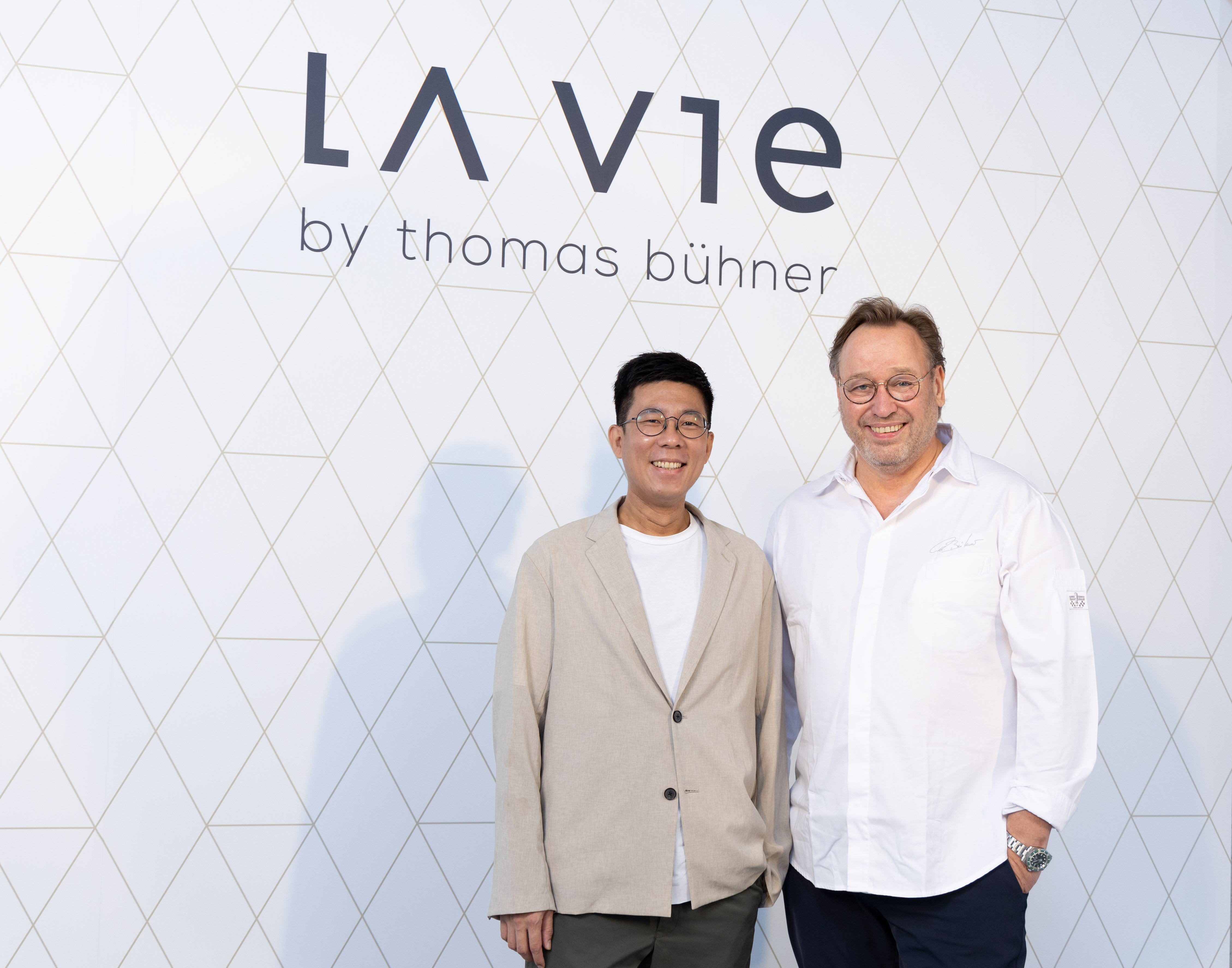 行政主廚由楊展浩（左）擔任，他將在Thomas的料理中，融入亞洲當代視角。（La Vie by Thomas Bühner提供）