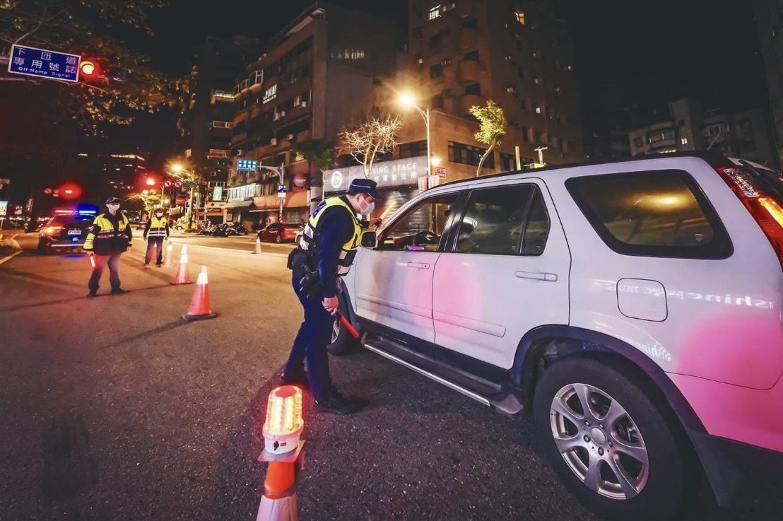 北市警取締酒駕。（翻攝畫面）