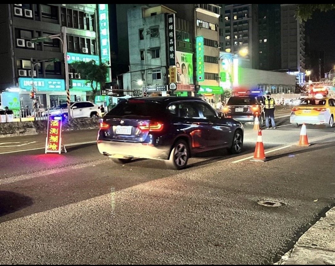 北市警街頭取締酒駕。(翻攝畫面)