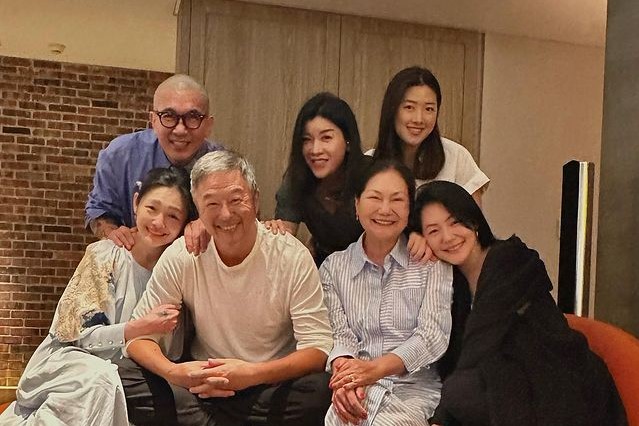 大S （左起）攜具俊曄和王偉忠見面，在場的還有王偉忠太太林慧晶、 S媽、王偉忠女兒王羚以及小S。（翻攝林慧晶IG）