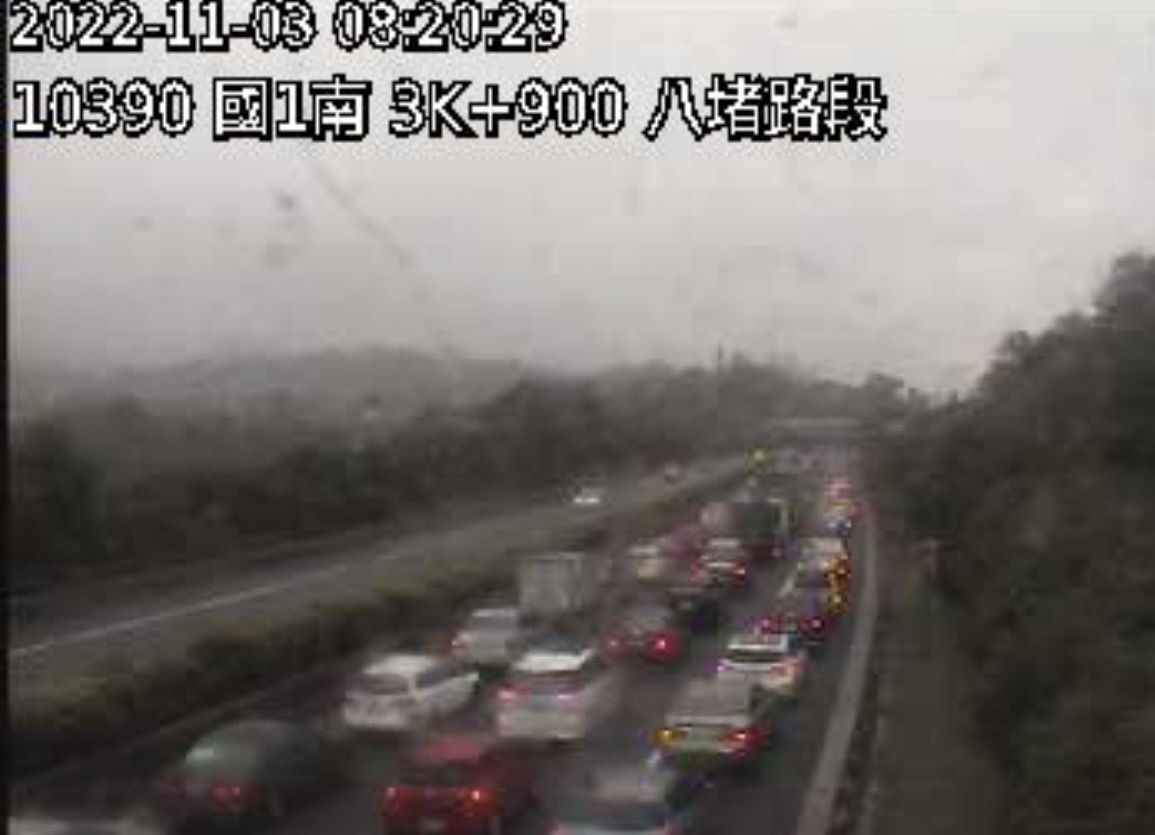 國1南向汐止匝道邊坡昨晚（2日）二度走山，導致國1五堵到汐止主線封閉，八堵到五堵路段塞爆。（翻攝自高速公路即時路況）