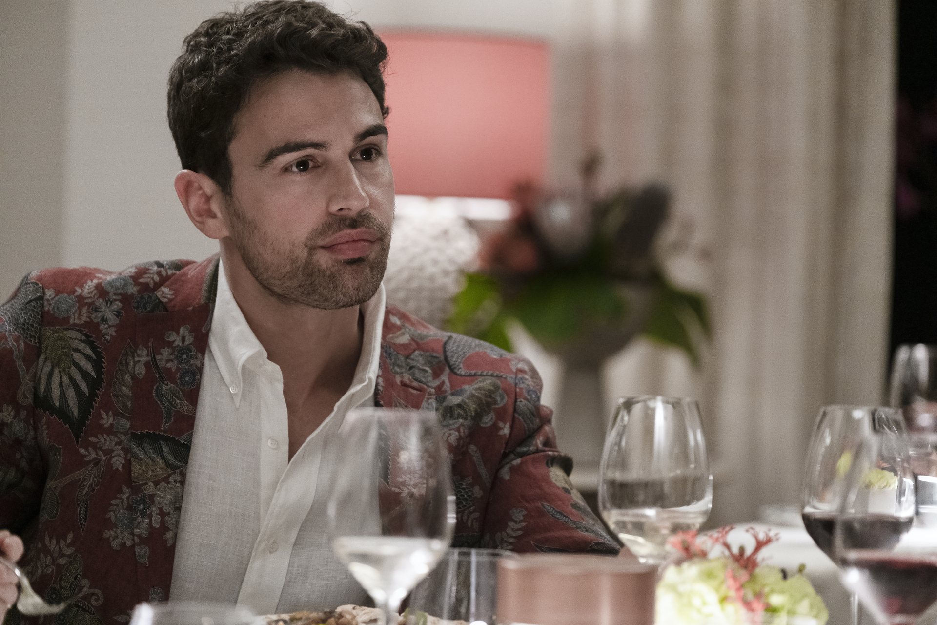 席歐詹姆斯大概沒想到，他的背部全裸竟然比正面全裸還更有話題。（HBO GO提供）