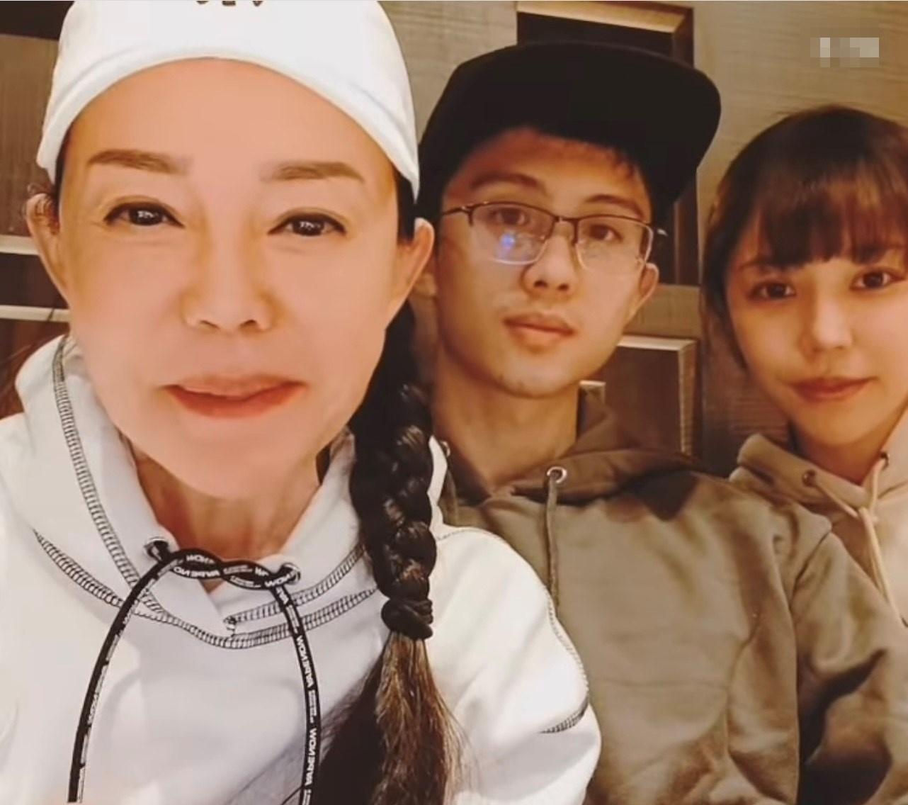 狄鶯分享孫家家族聚會的影片,孫安佐及女友「麻姬兔」(阿乃)都出席。(翻攝自狄鶯IG)