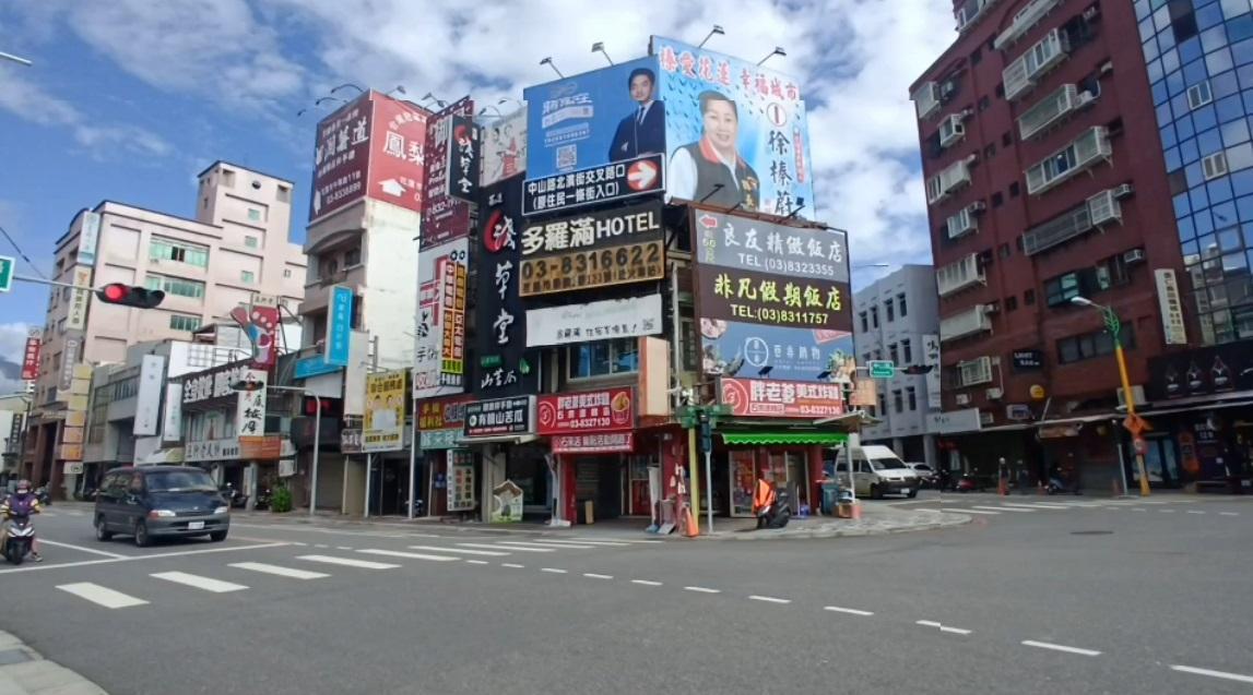 近日花蓮市鬧區竟出現台北市長候選人蔣萬安的看版,令人好奇背後出資者是誰。(讀者提供)