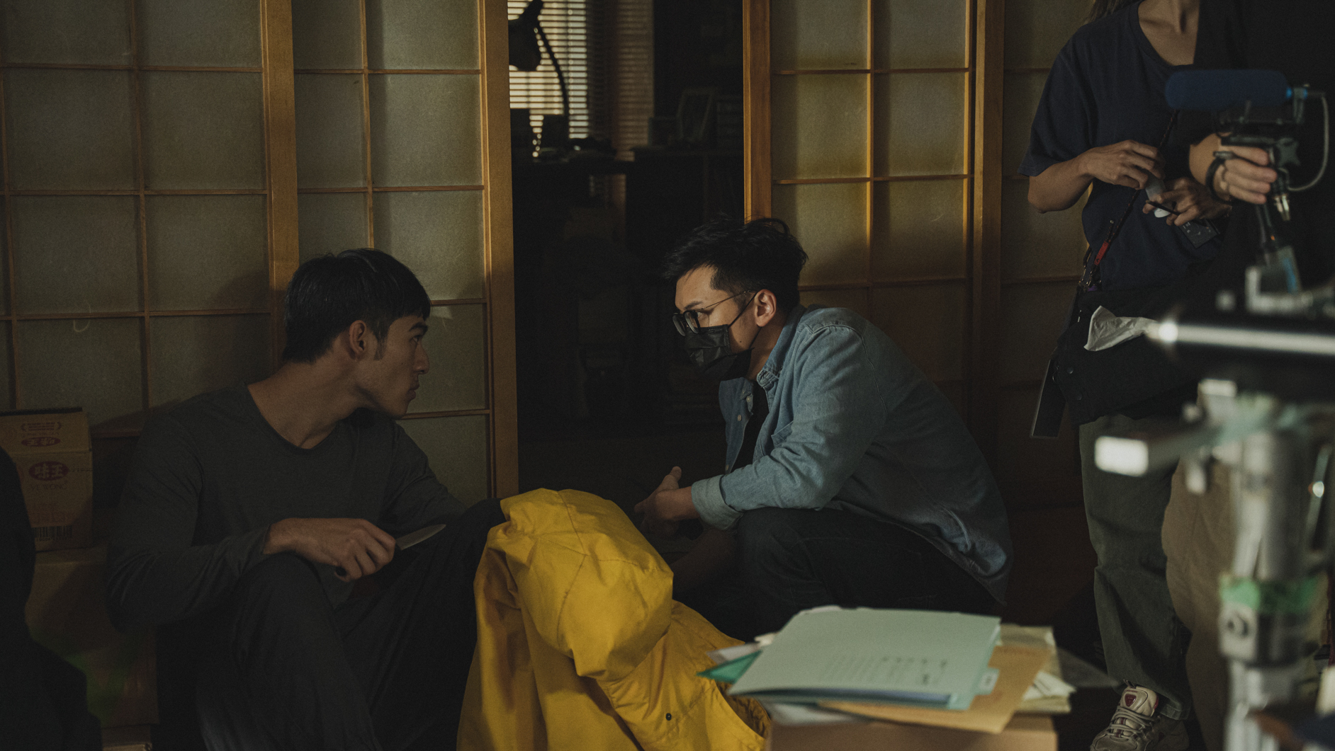 陳昊森（左）在片中穿的黃色外套很顯眼，是導演陳奕甫（中）刻意安排。（威視電影提供）