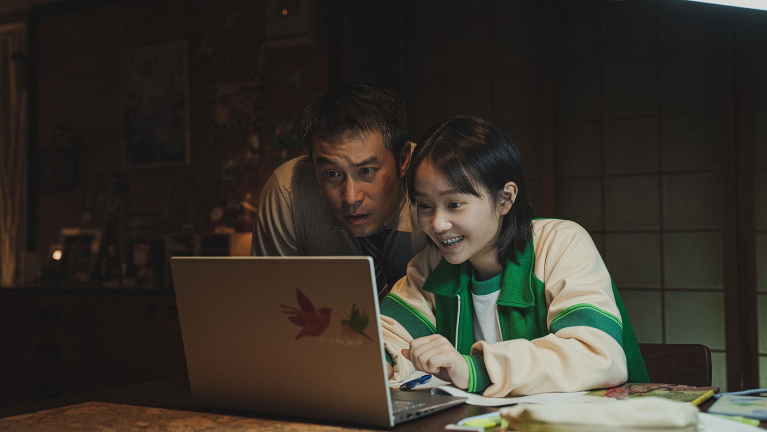 方郁婷(右)與張孝全(左)在片中的互動像朋友,兩人分別入圍本屆金馬獎最佳女配角和男主角。(威視電影提供)