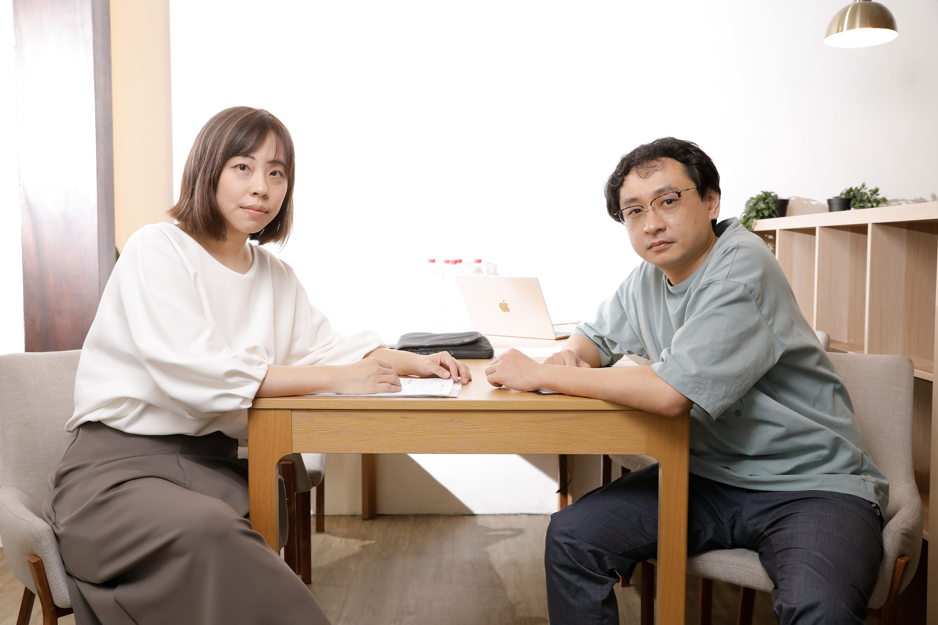 製片黃棋帝(右)與編劇葉乃菁(左)是夫妻檔,於2016年成立打字人創意公司,盼以此打造編劇生態鏈。