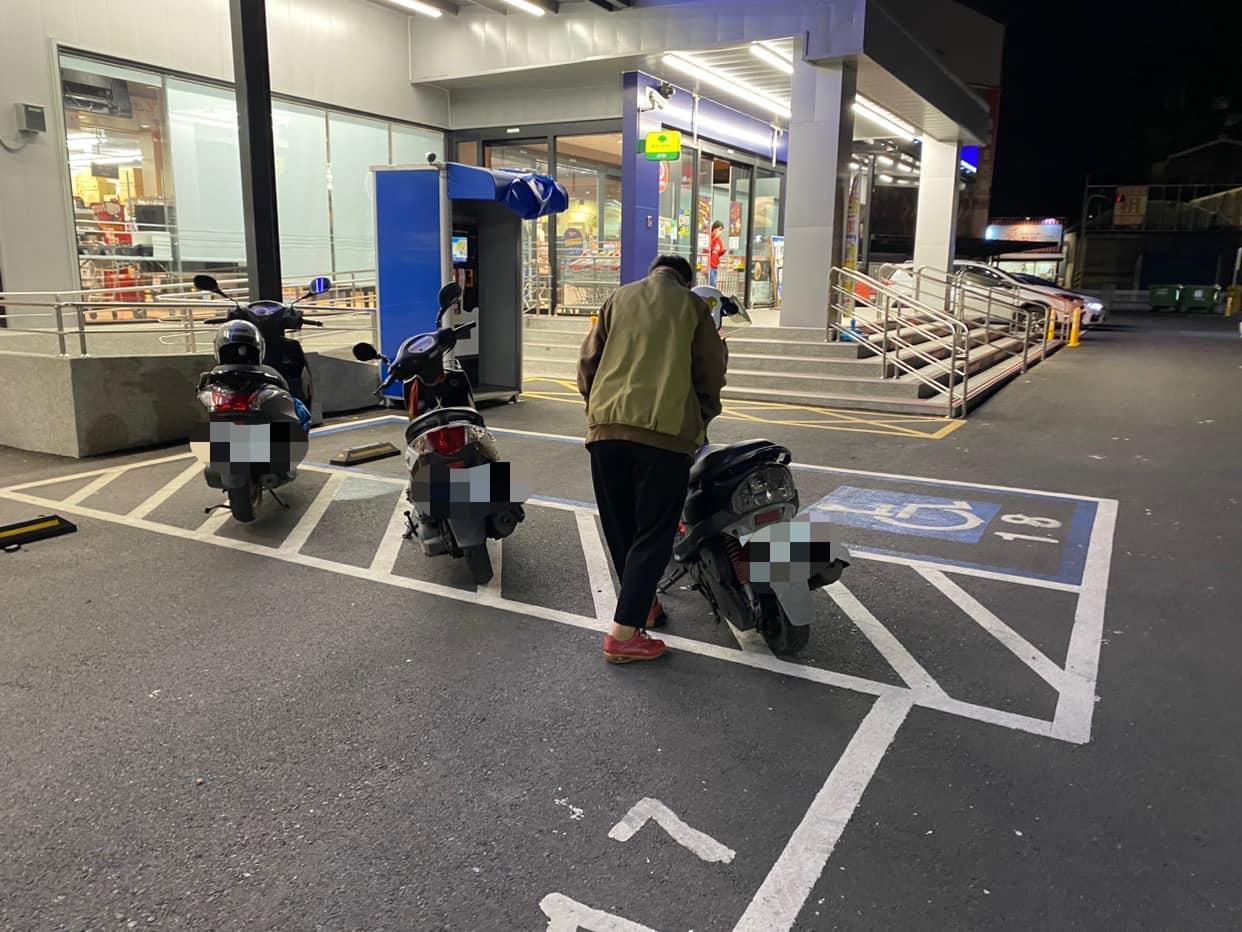 網友分享身障專用車位遭民眾誤認為機車停車格使用的畫面，在社群引起廣大迴響。（翻攝自臉書「路上觀察學院」）