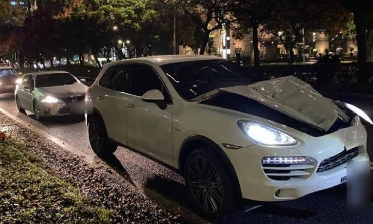 保時捷車頭整個內凹，可見撞擊力道之大。（翻攝畫面）