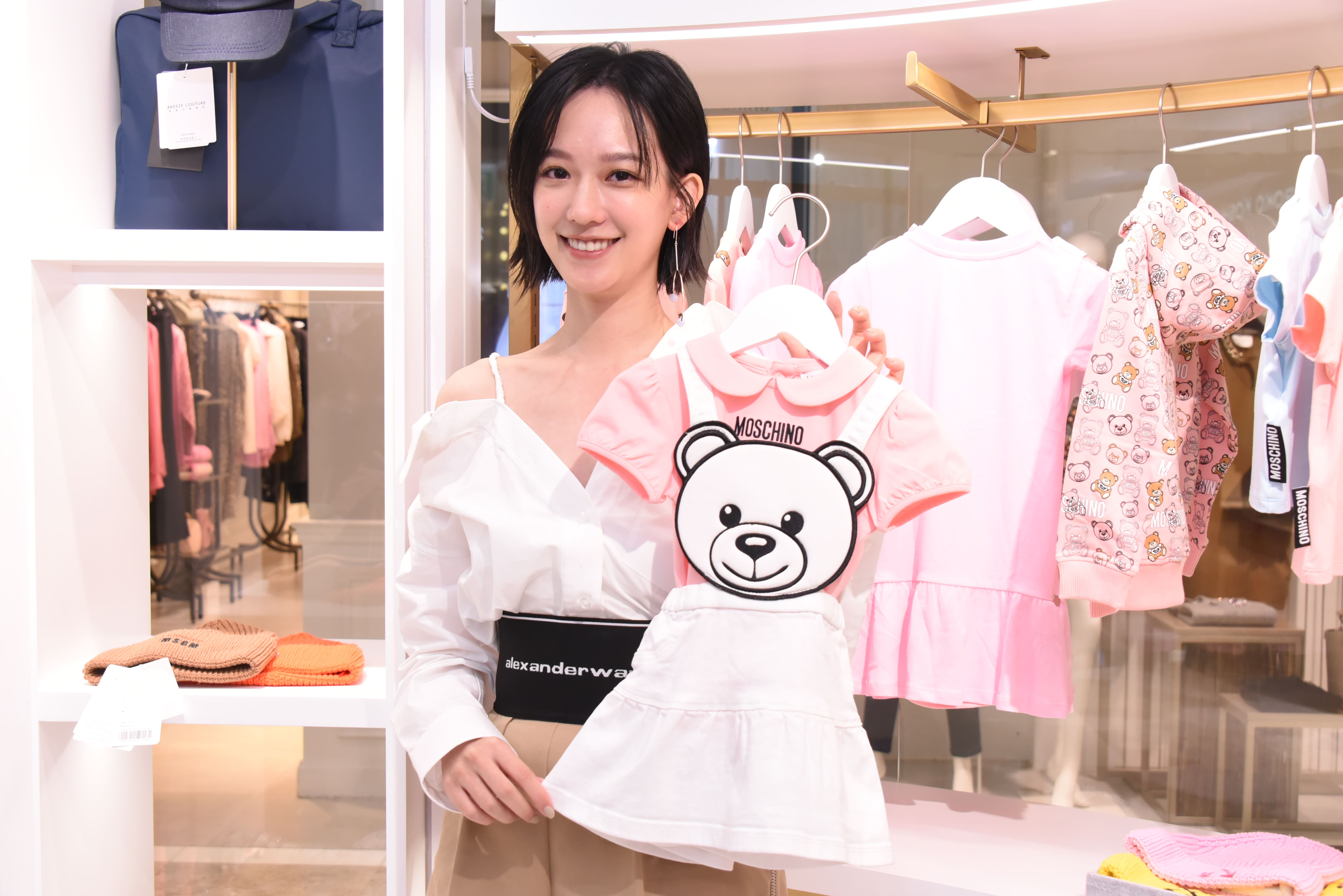 孟耿如逛babyMadison，為女兒挑了一件Moschino熊熊吊帶裙。（Breeze Couture提供）