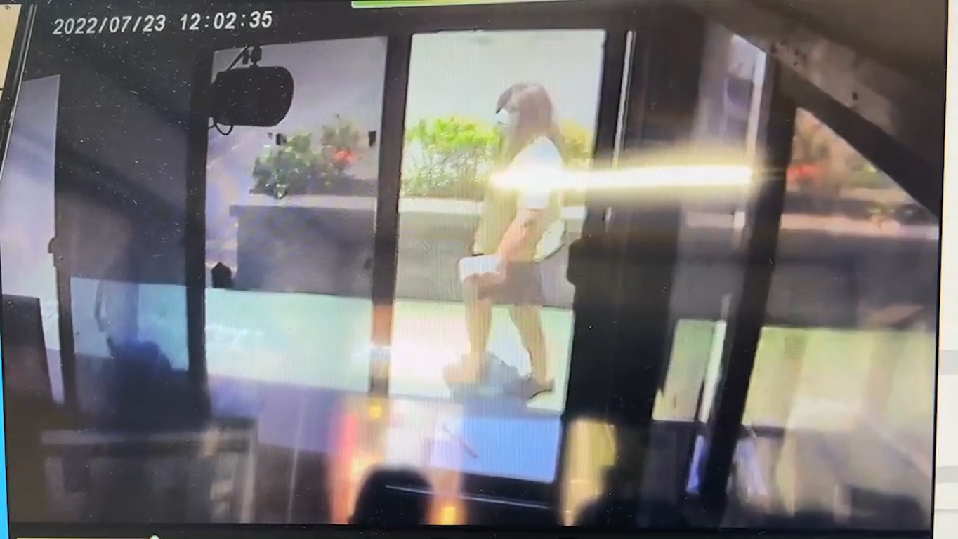 校園監視器拍下許男男扮女裝，在校園走動的畫面。（警方提供）