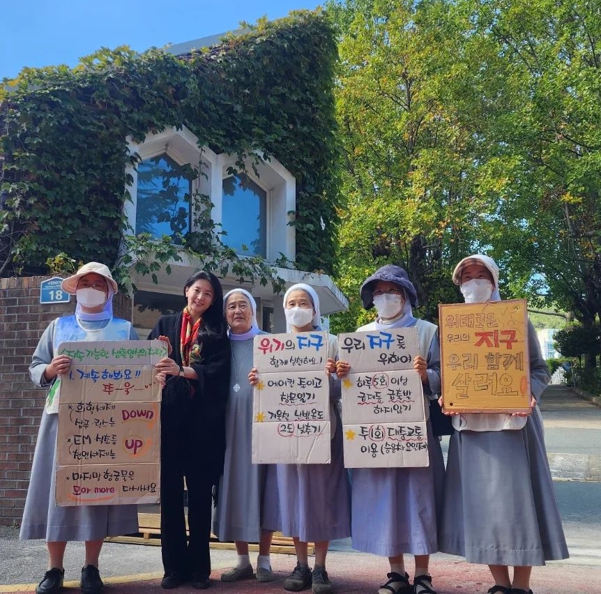 韓國女星李英愛為愛女在梨泰院事件不幸喪生的俄羅斯父親,捐款讓他能將女兒遺體送回故鄉。(翻攝李英愛IG)