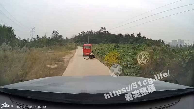 一名老翁當街性侵一名少女。（翻自微博+《51吃瓜網》）